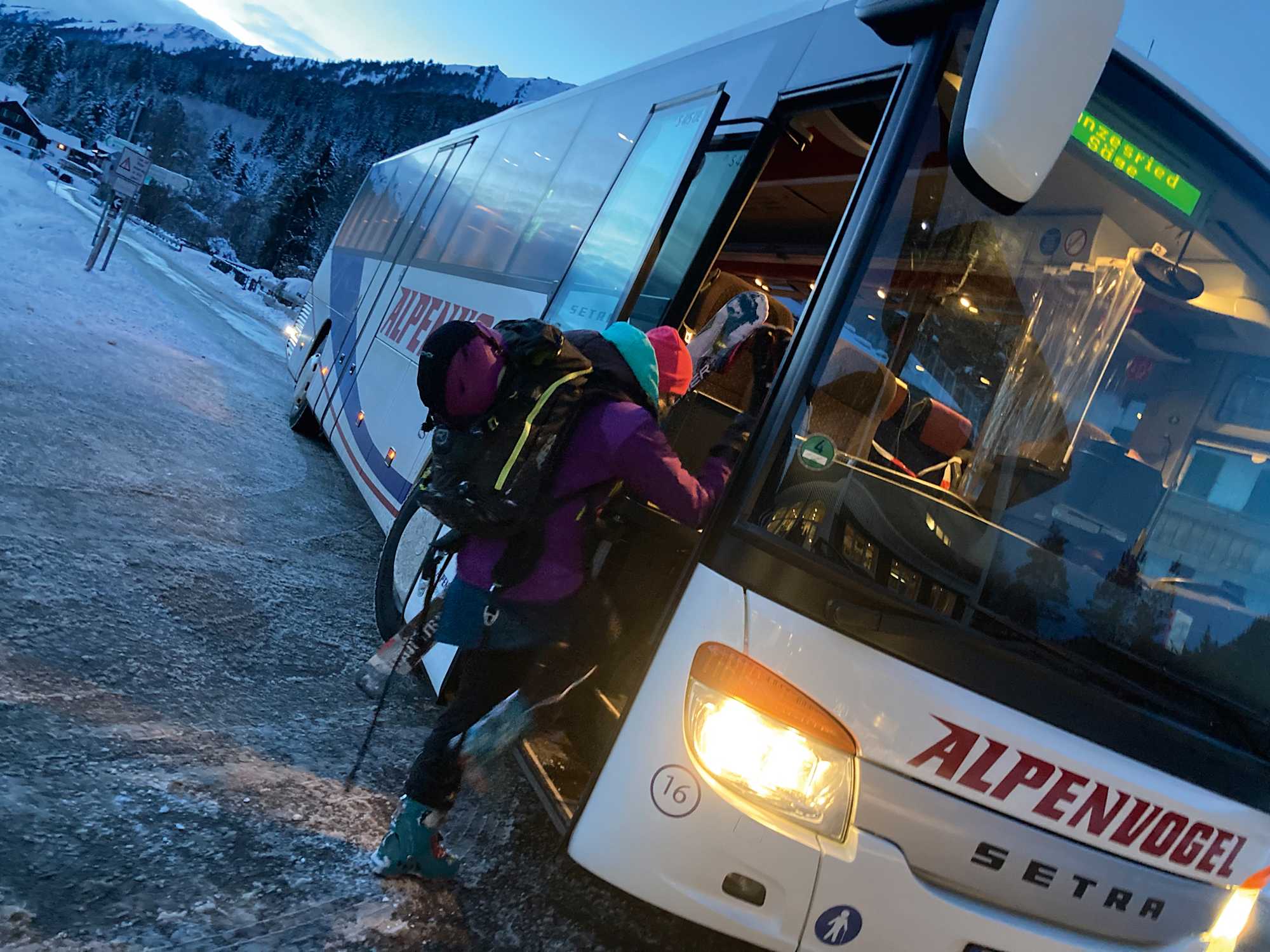 Der warme Bus bringt einen am Ende eines langen Tages bequem zurück.