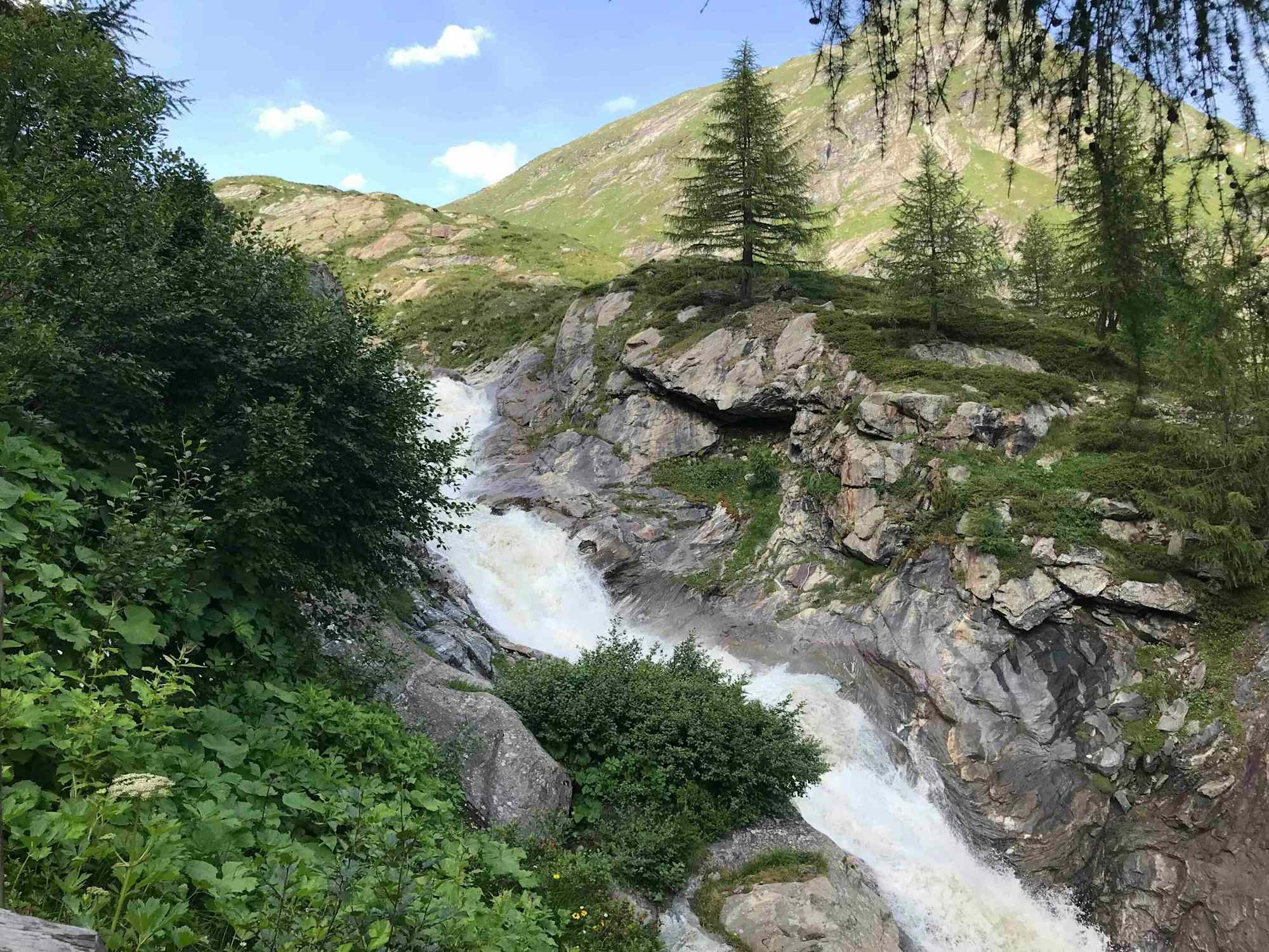 Oberflächenwasser - im Bild ein typischer Gletscherbach - kann nicht direkt als Trinkwasser verwendet werden. 