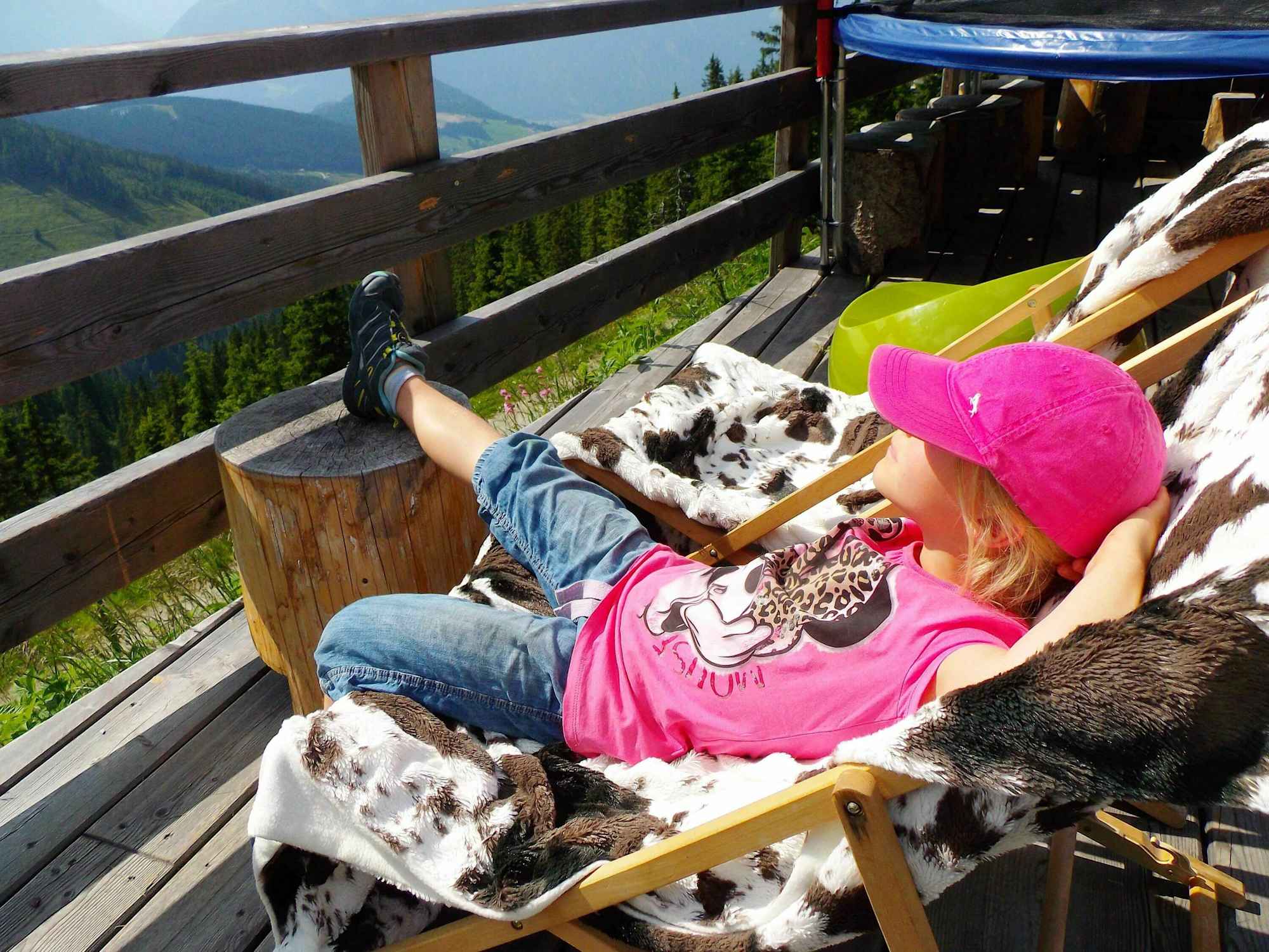 Auf der Terrasse der Dauerstoa Alm kann man herrlich entspannen.