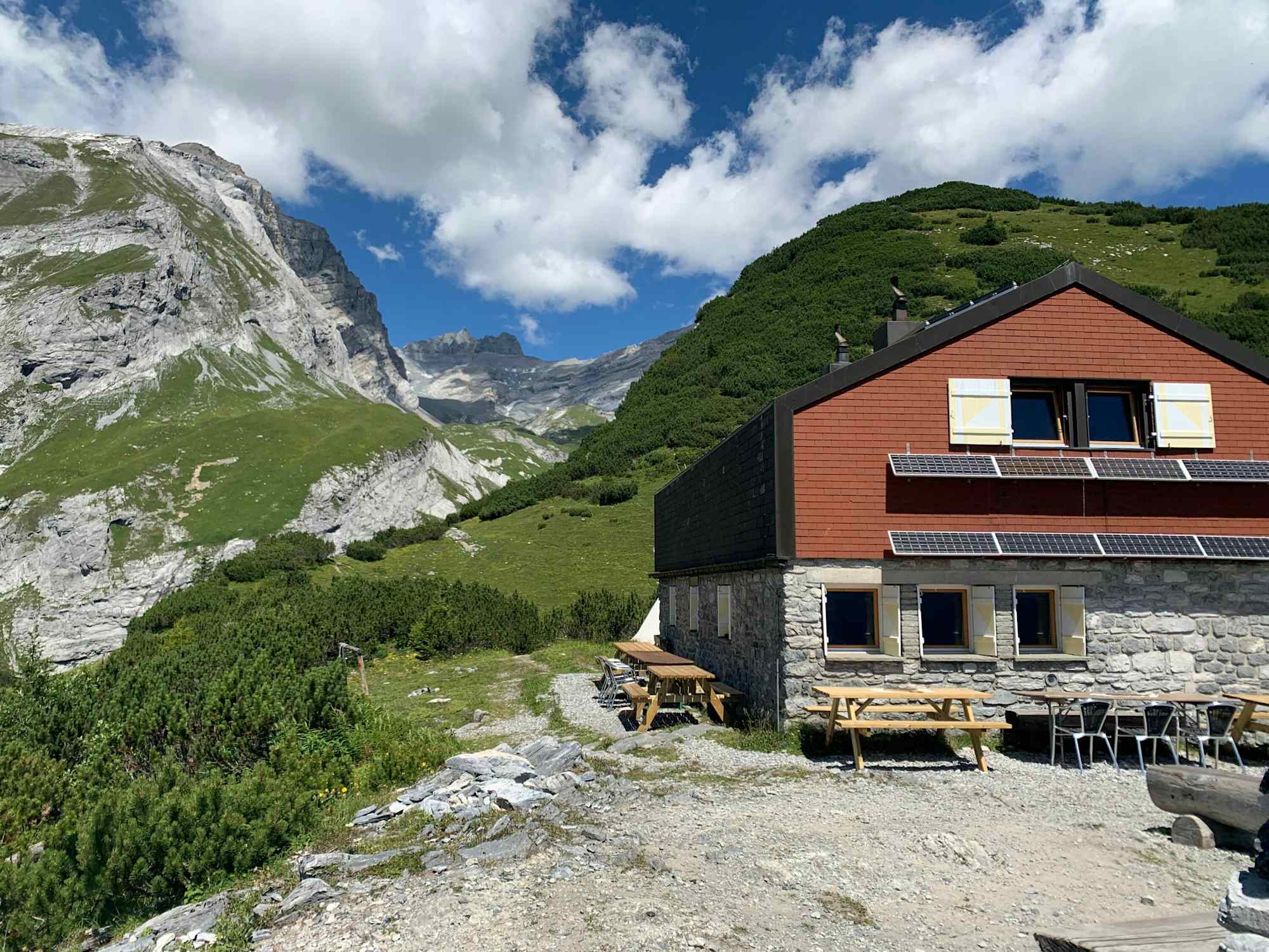 Die Ringelspitzhütte liegt im Welterbe Tektonikarena Sardona.