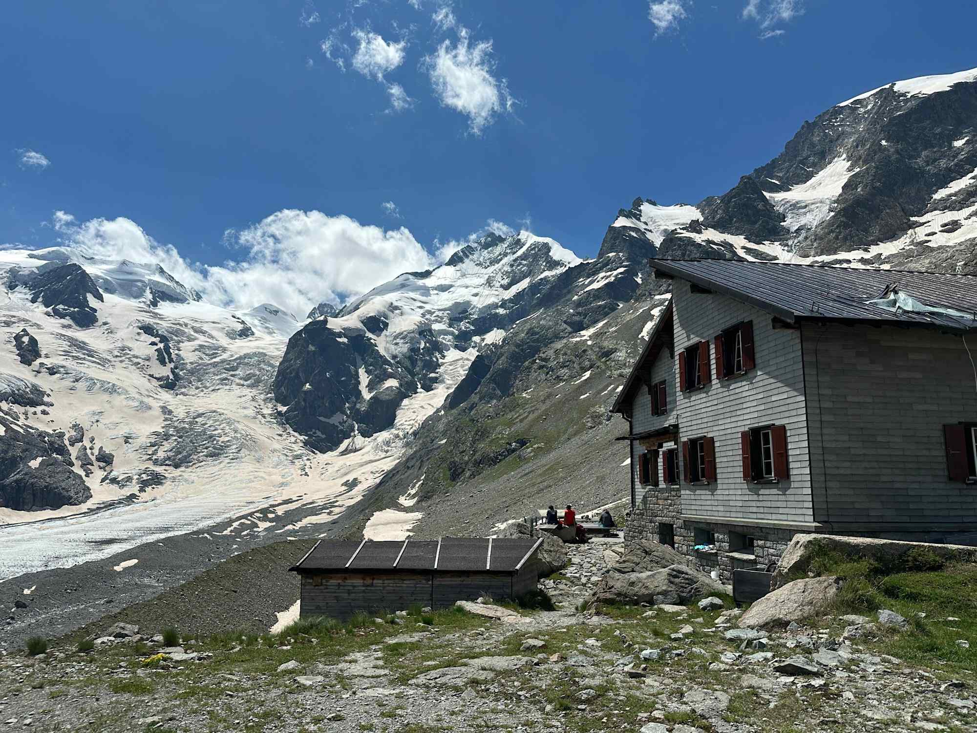 Boval Hütte mit Piz Palü, Piz Boval, Piz Morteratsch und Piz Bernina mit dem Bianco-Grat im Hintergrund