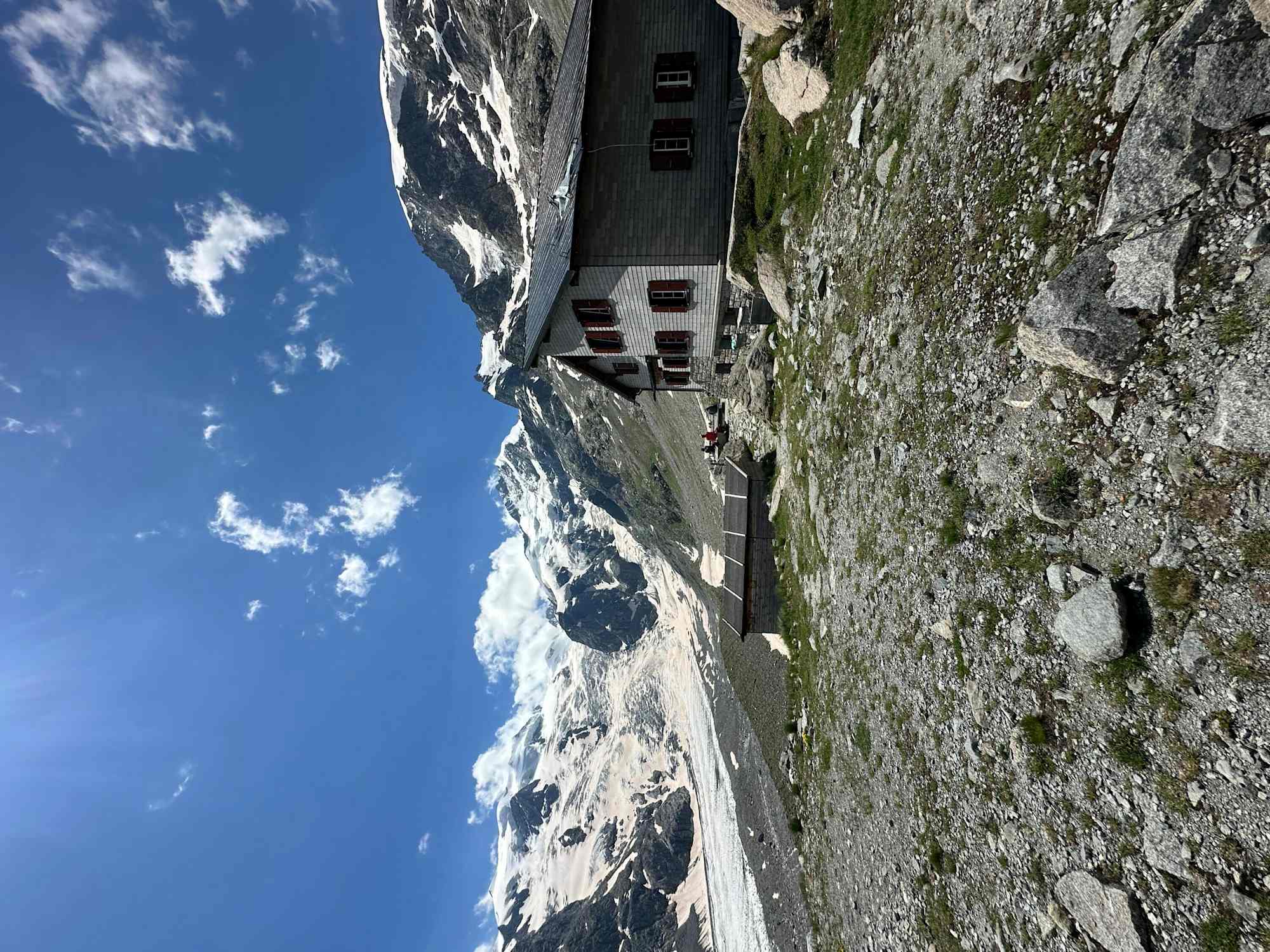 Boval Hütte mit Piz Palü, Piz Boval, Piz Morteratsch und Piz Bernina mit dem Bianco-Grat im Hintergrund