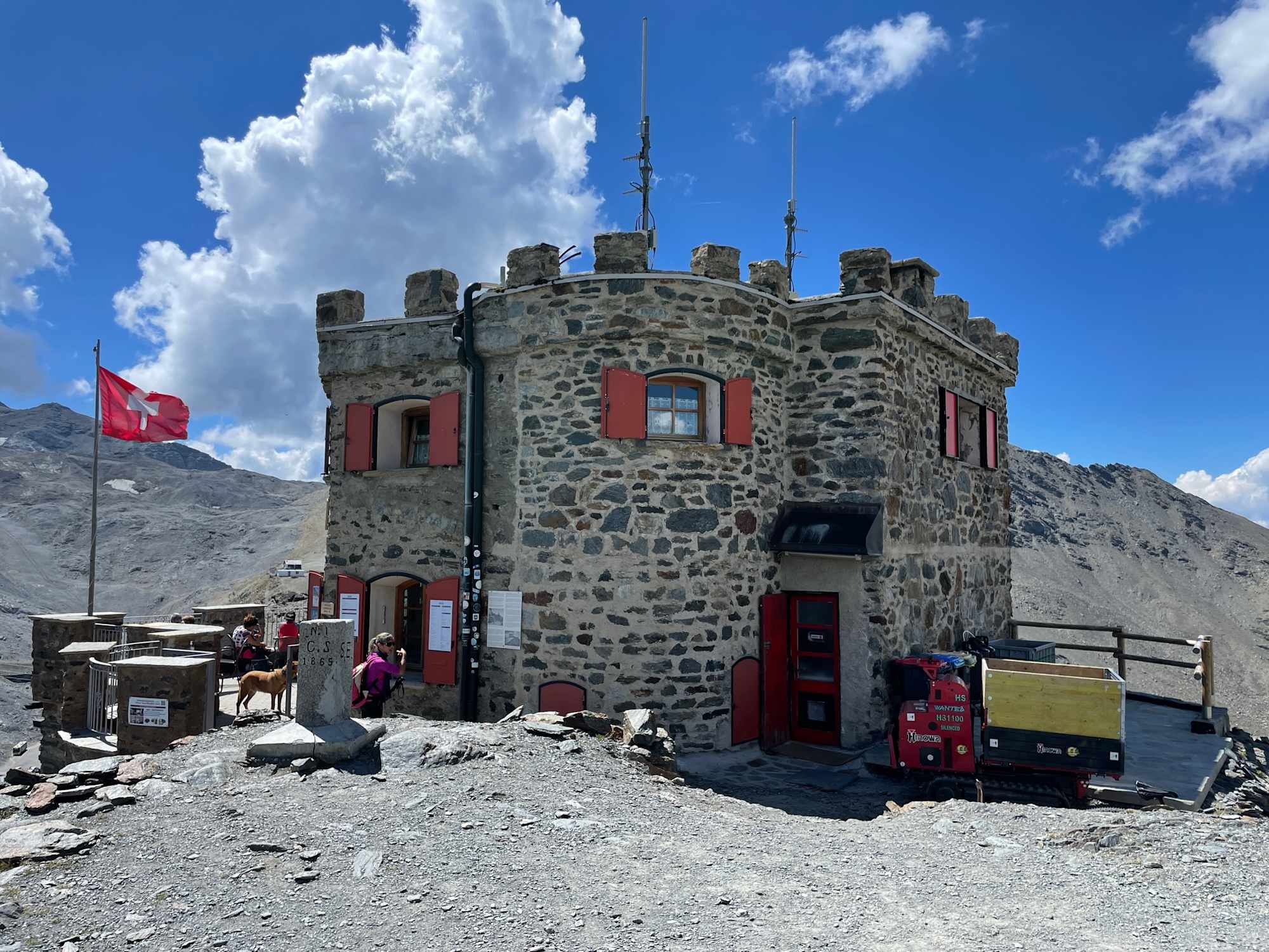 Unwirklich erscheint die Garibaldihütte auf der Dreisprachenspitze