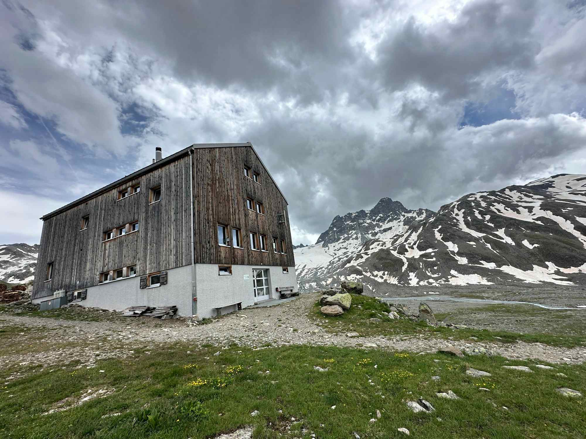 Keschhütte mit Piz Kesch im Hintergrund