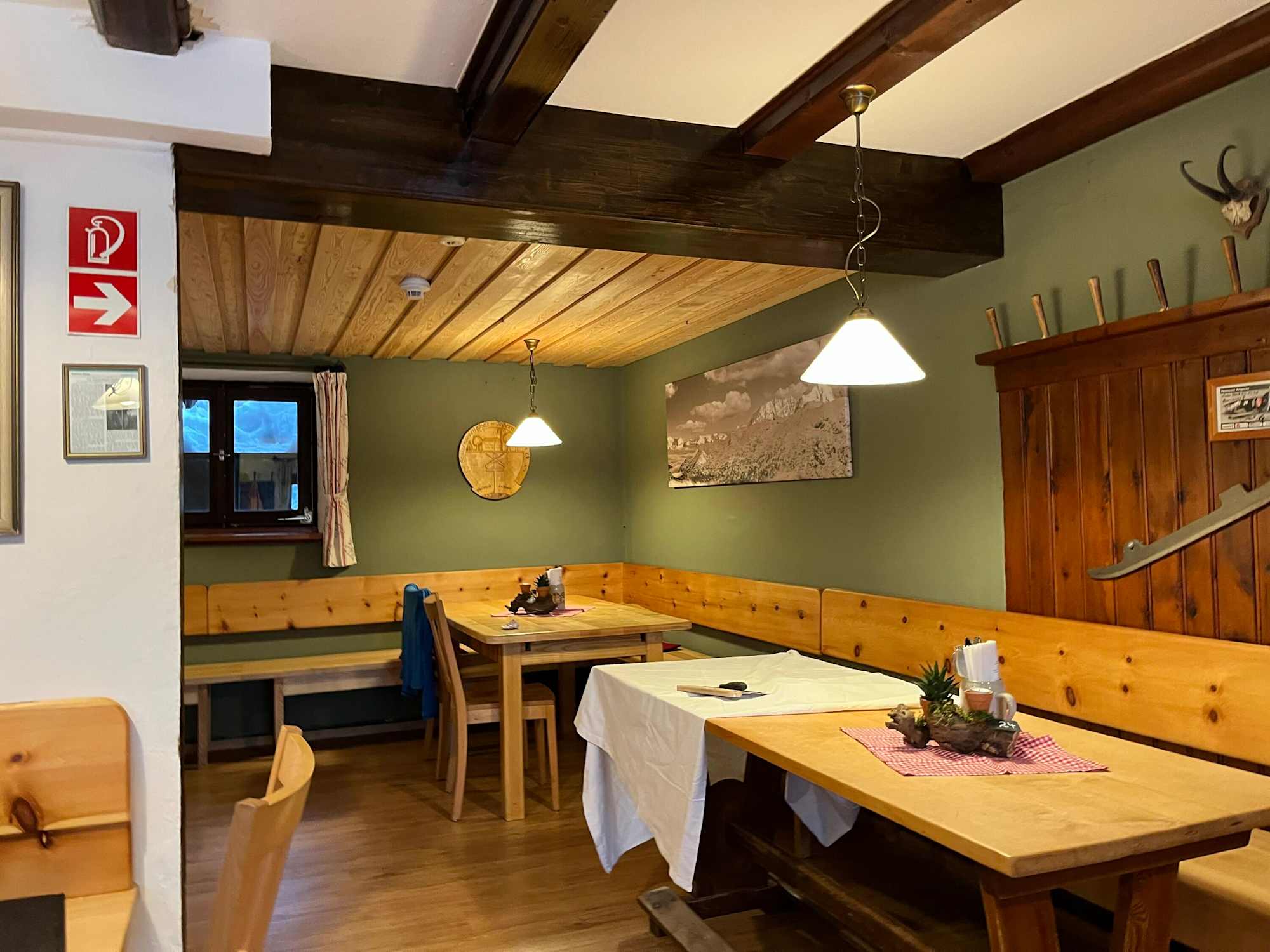 Einladend – die Räumlichkeiten der Neuen Traunsteiner Hütte