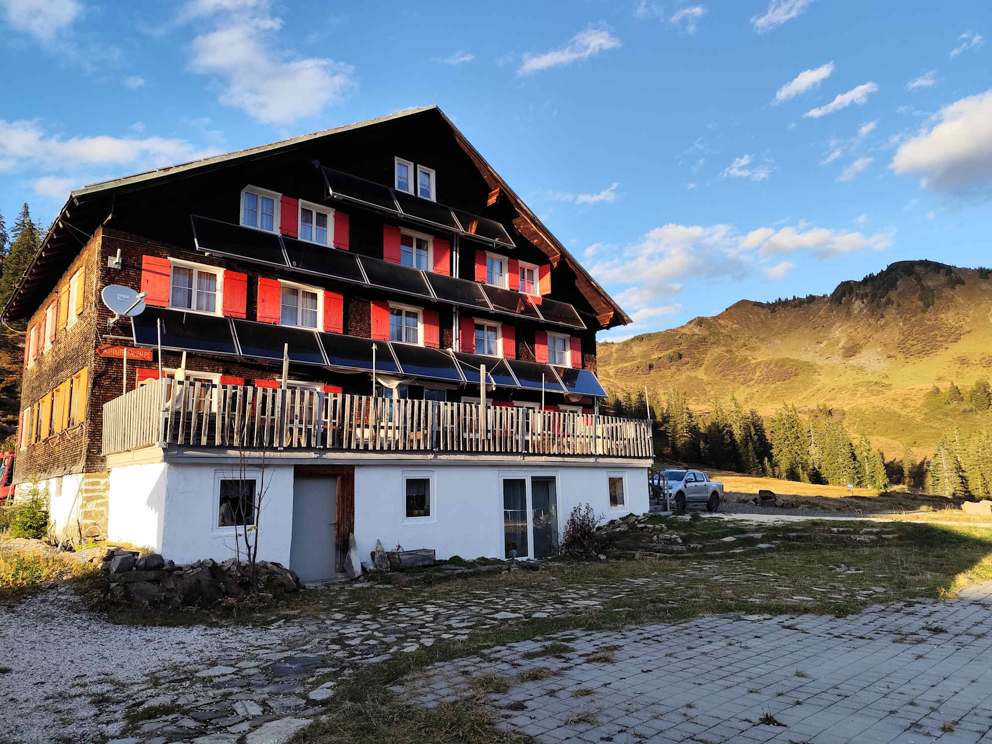 Die Neuhornbachhaus im ersten Sonnenlicht