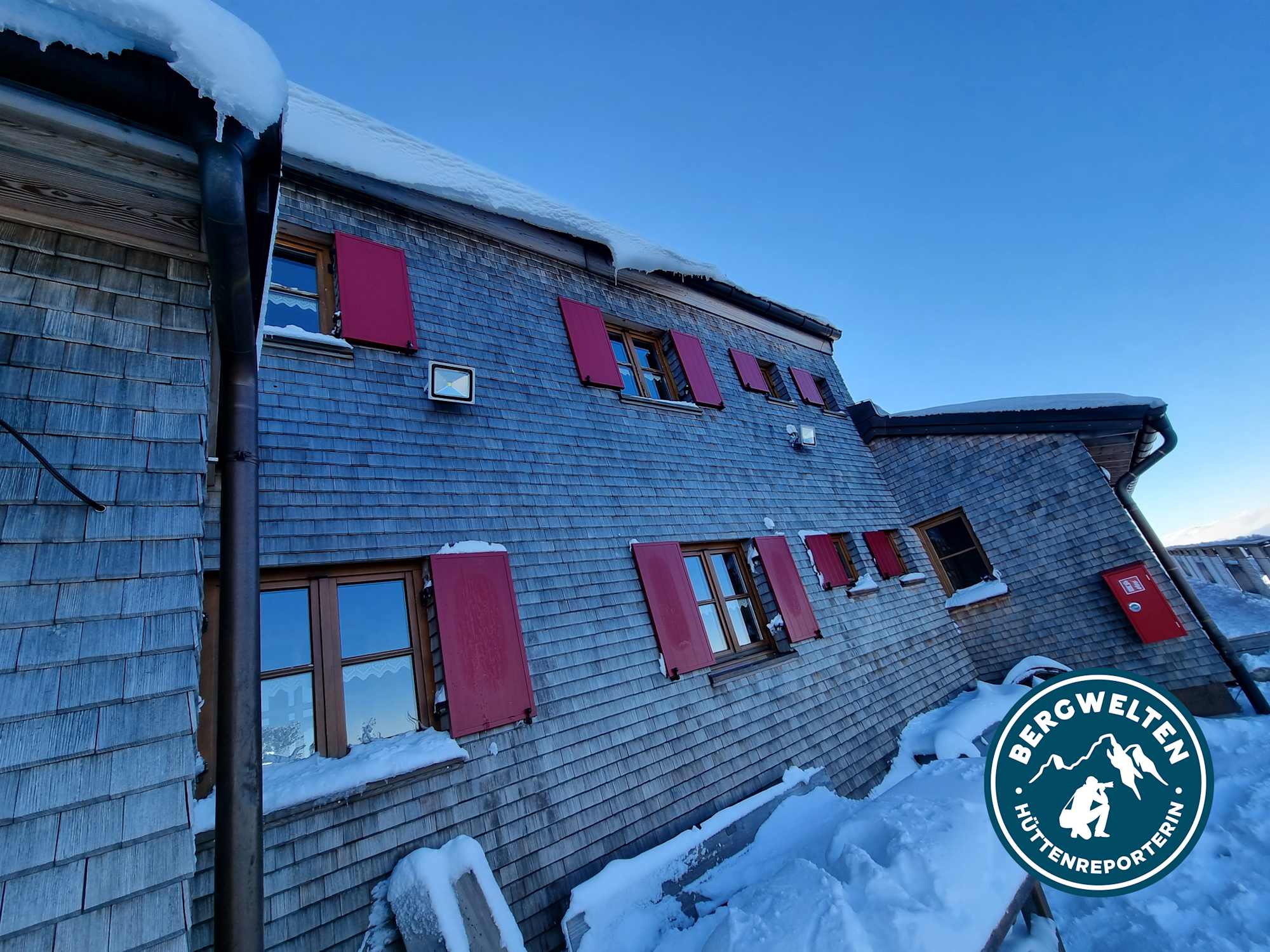 Die Ostler Hütte im Allgäu hat auch im Winter geöffnet.