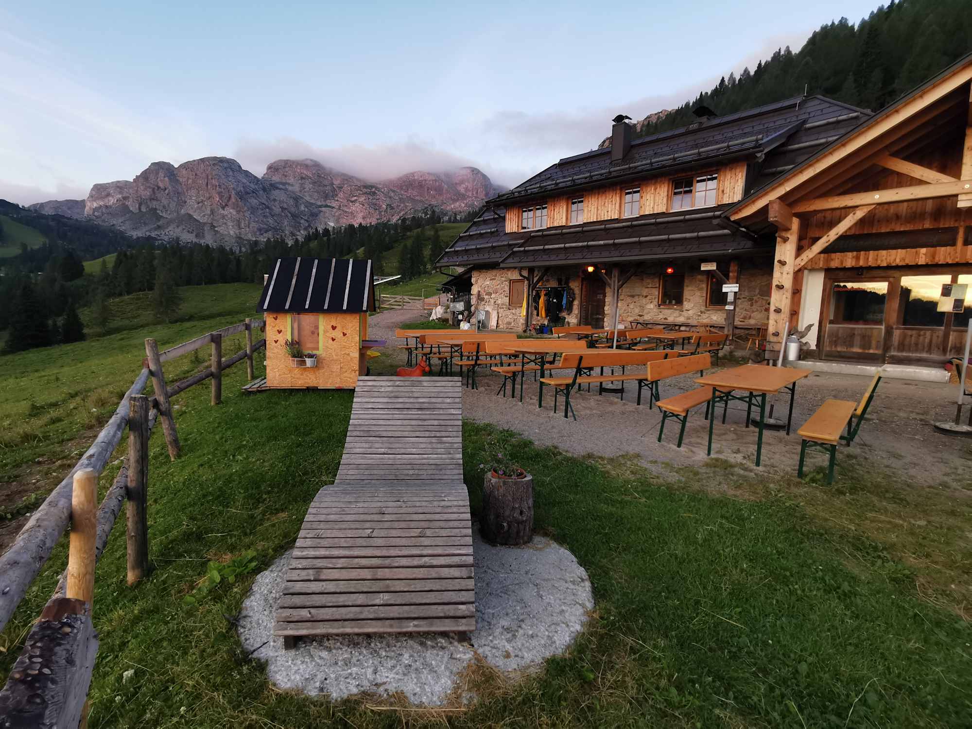 Rudnig Alm im ersten Licht der aufgehenden Sonne