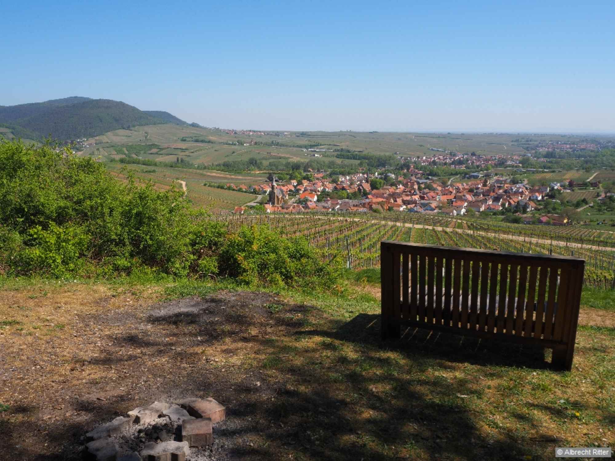 An Opas Bank genießen wir den weiten Blick in die Rheinebene.