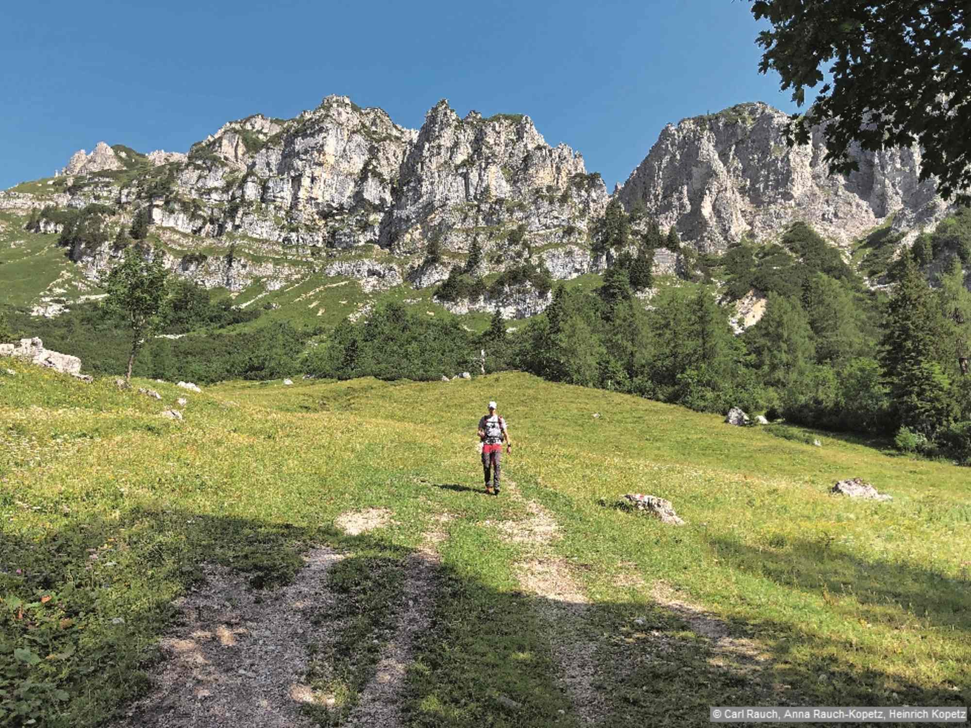 Blick zurück beim Abstieg auf die tief eingeschnittene Jungfernscharte.