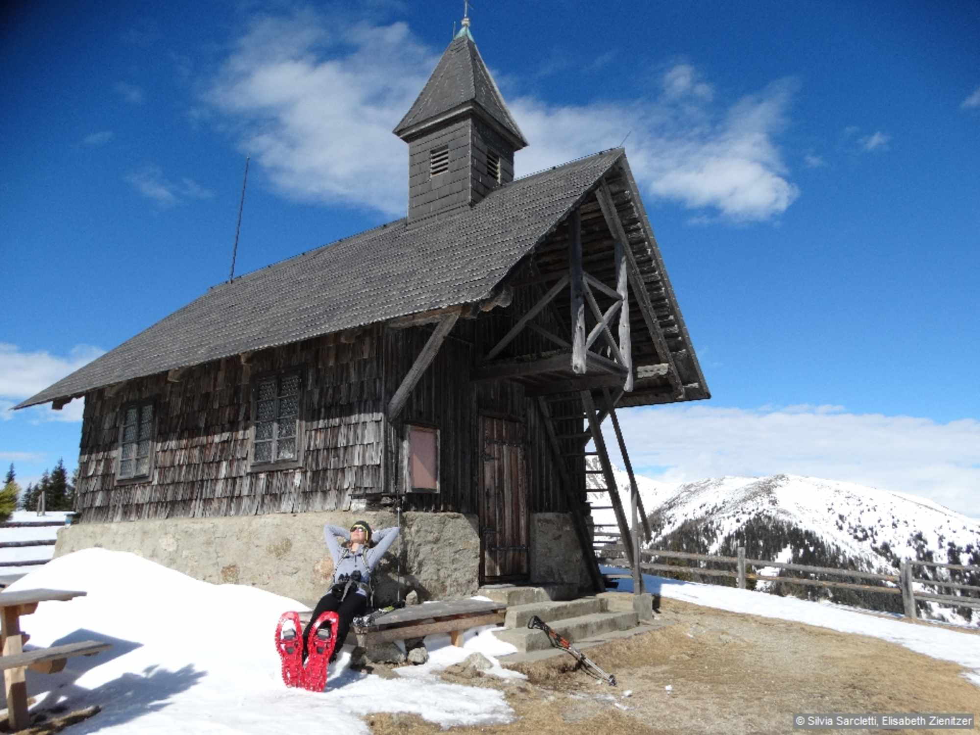 An der kleinen Holzkirche Maria Loretto, 1817 m, werfen wir einen Blick in den kleinen Kirchenraum, wo wir auch die Möglichkeit haben, uns in ein Buch einzutragen.