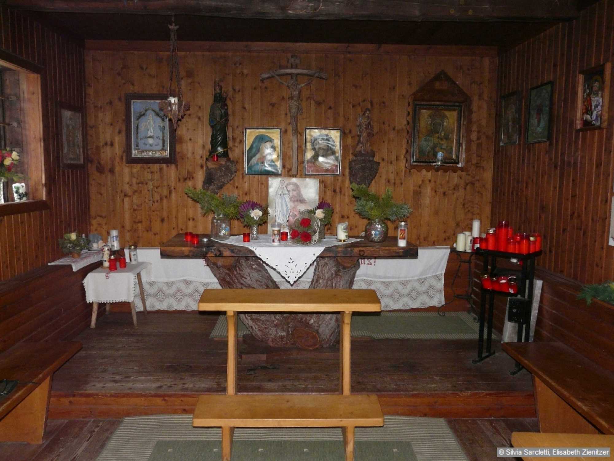 Kleiner Schutzraum in der Lorettokapelle mit Gipfelbuch.