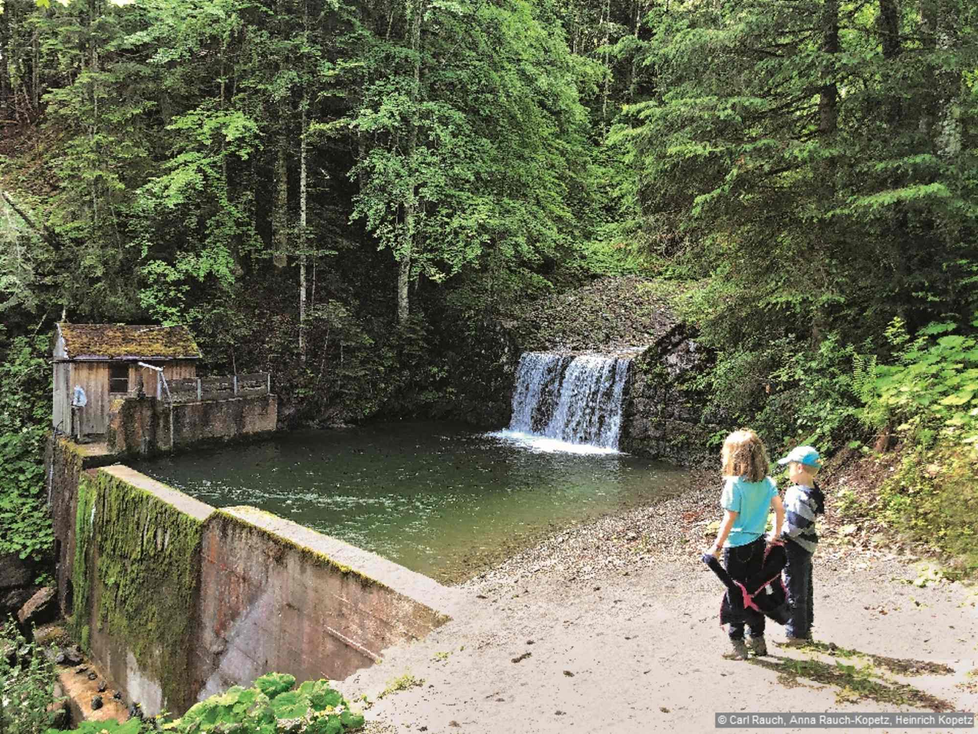 Das Staubecken des Winterhöllbachs ist ein kühlender Zwischenstopp für Jung und Alt.