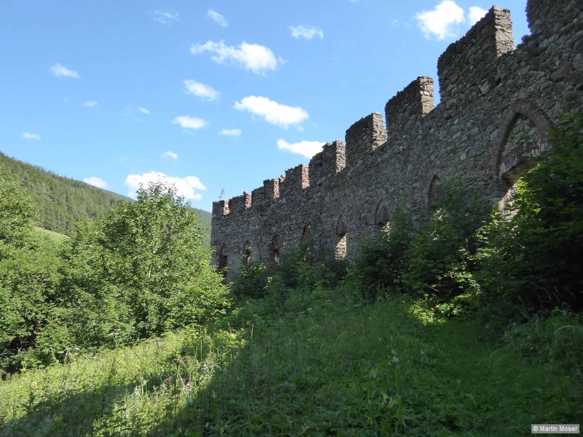 Gemäuer der alten Erzröstanlage Laurenzi.