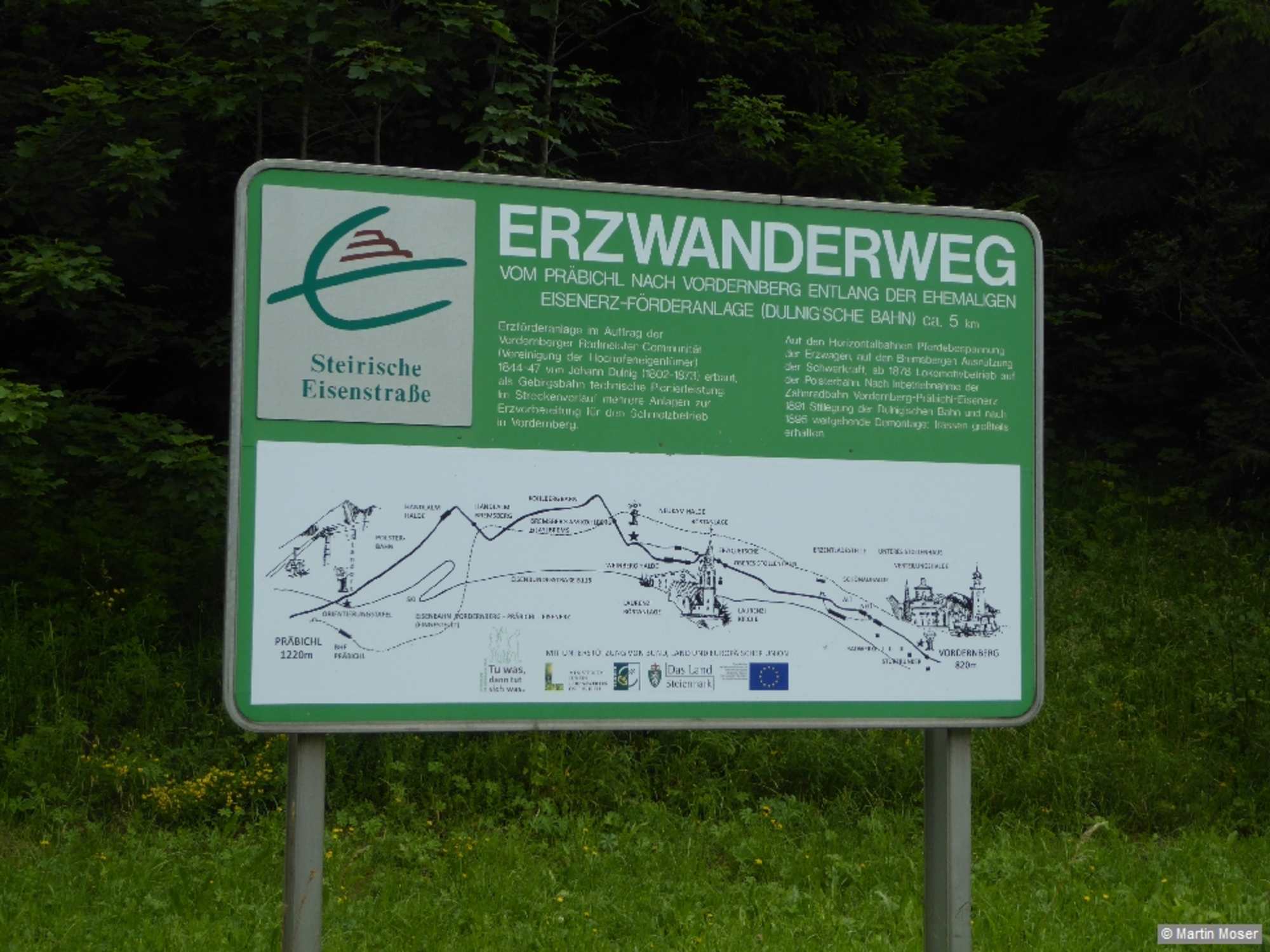 Unweit von der Bushaltestelle Präbichl Passhöhe stimmt uns eine Überblickstafel auf den Erzwanderweg entlang der ehemaligen Eisenerz-Förderanlage nach Vordernberg ein.