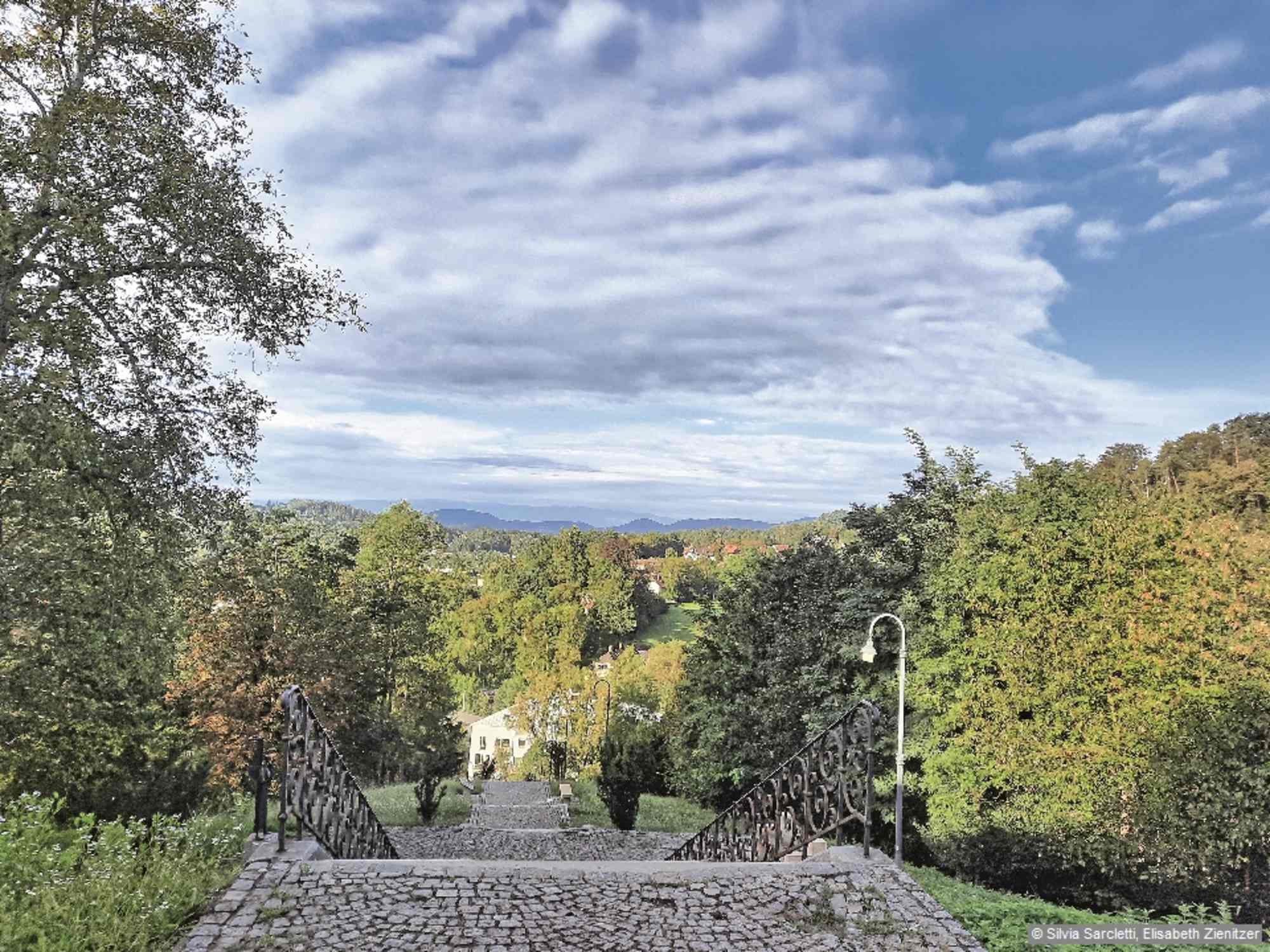 Von der Basilika Mariatrost in Graz geht es über die Stufen bergab. Das sind die ersten Schritte des Pilgerweges.
