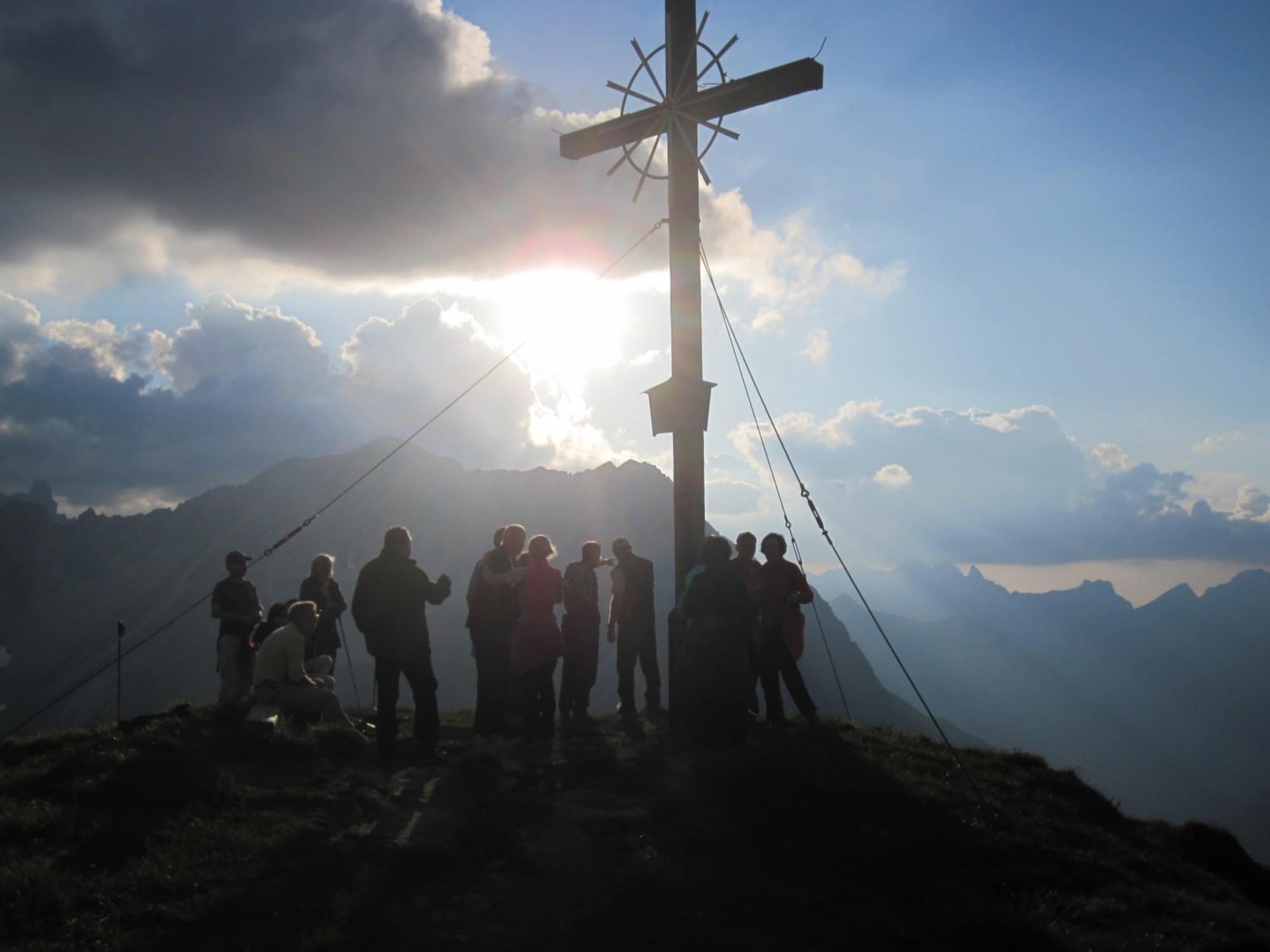 Traumhafte Abendstimmung beim Spaziergang auf den Hausberg der Memminger Hütte, den Seekogel (2.412 m)