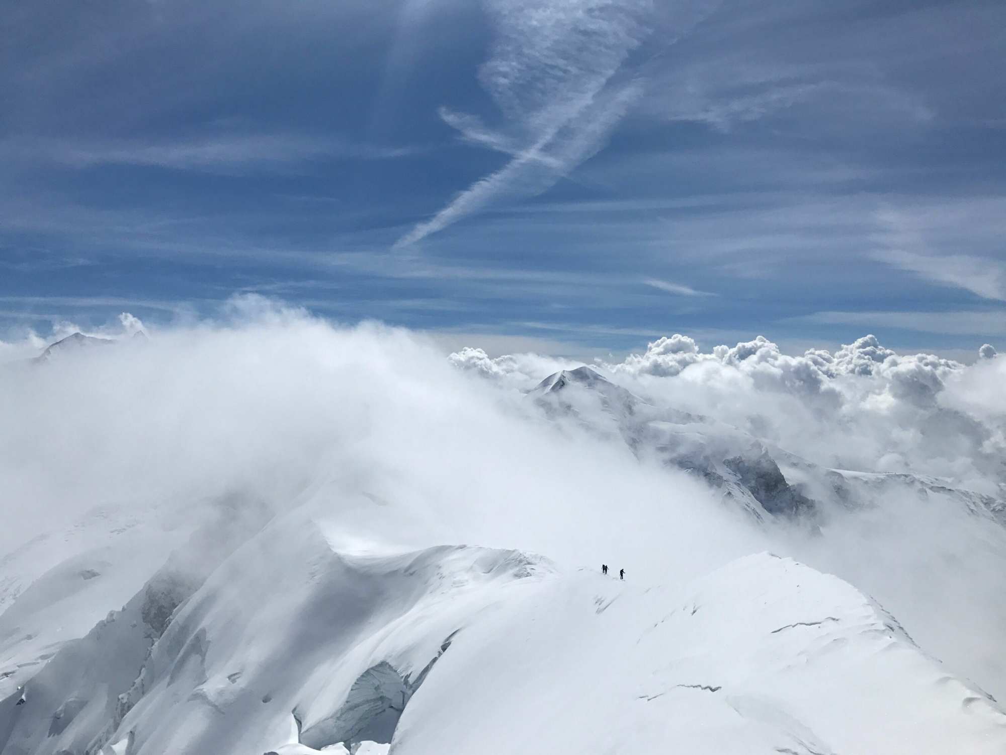 Blick vom Westgipfel in Richtung Ostgipfel - verbunden werden die beiden Gipfel durch einen imposanten Grat