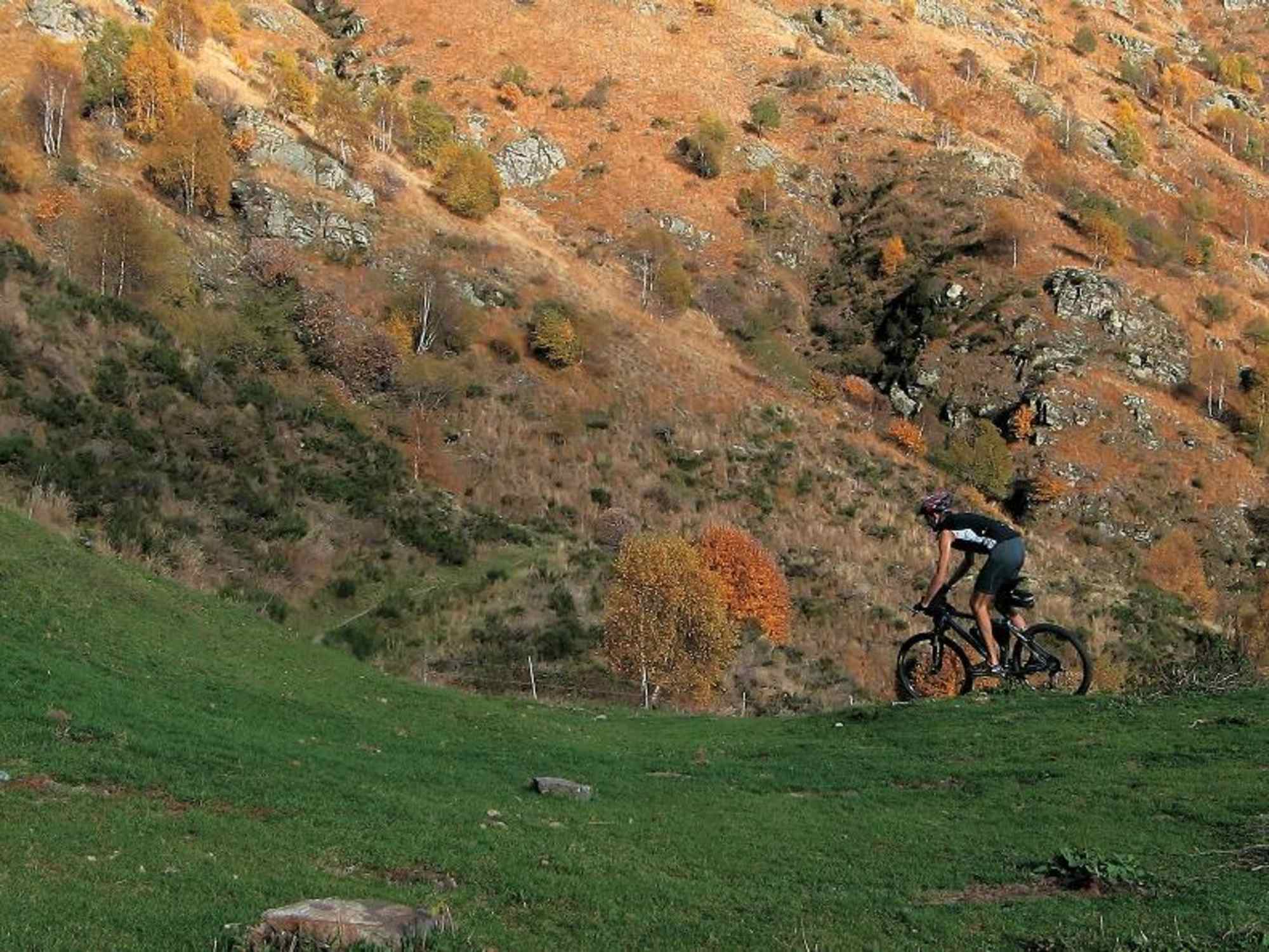 Die Tour führt durch die gewaltige Tessiner Natur
