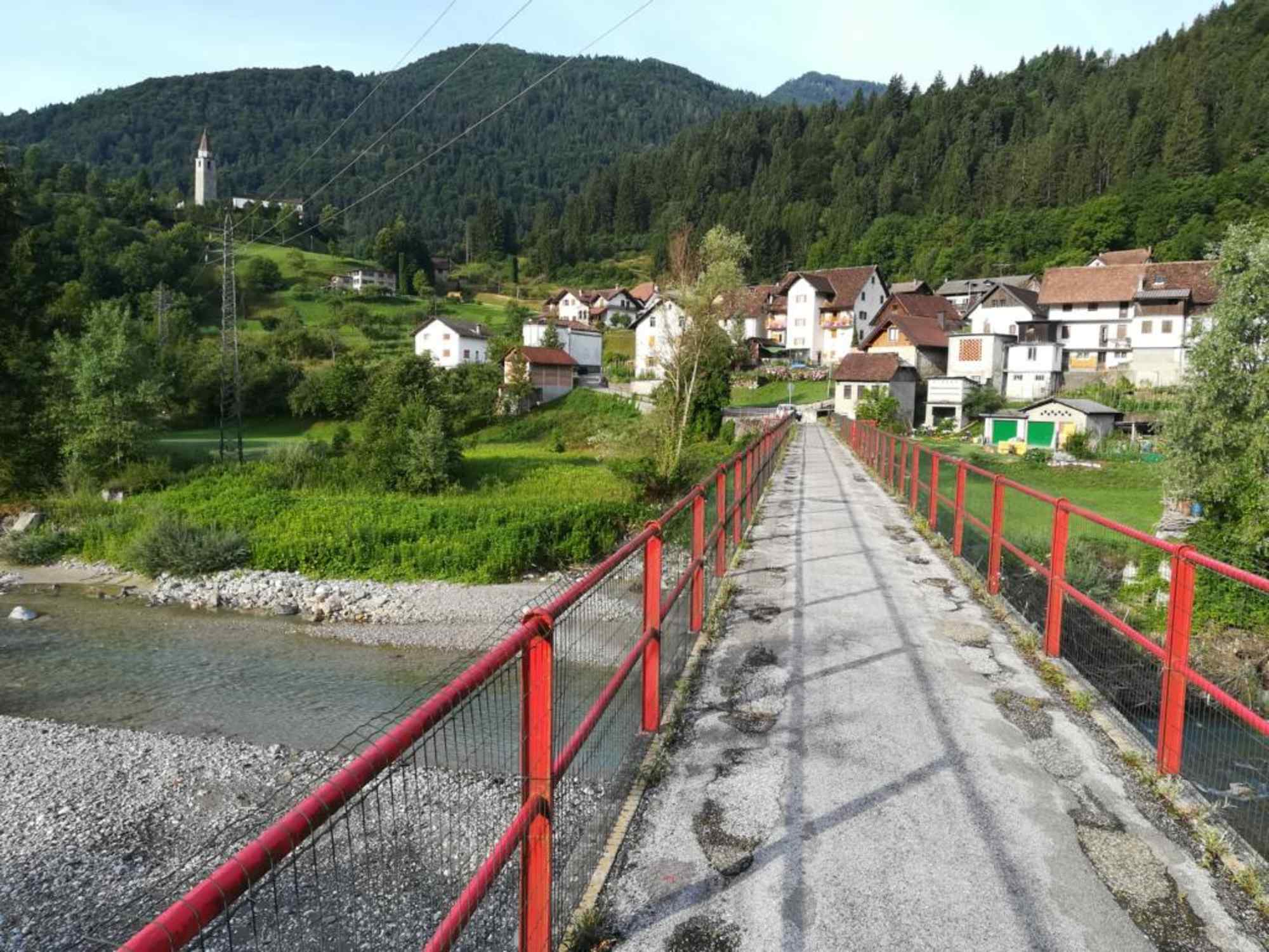 Die Ortschaft Celle mit der Kirche Maria di Gorto am Torrente Degano