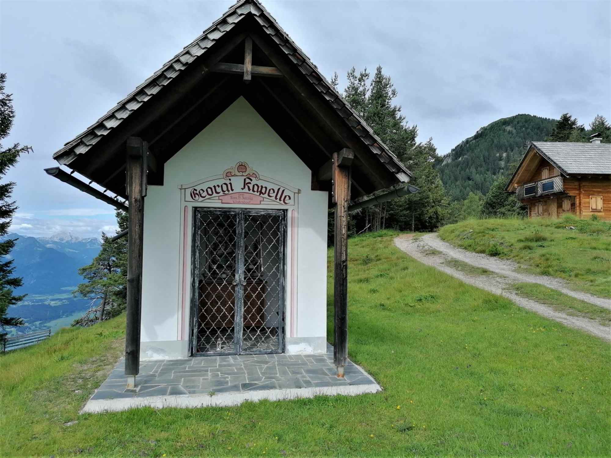 Köstendorfer Alm mit Georgi Kapelle - dahinter die Graslitzen 