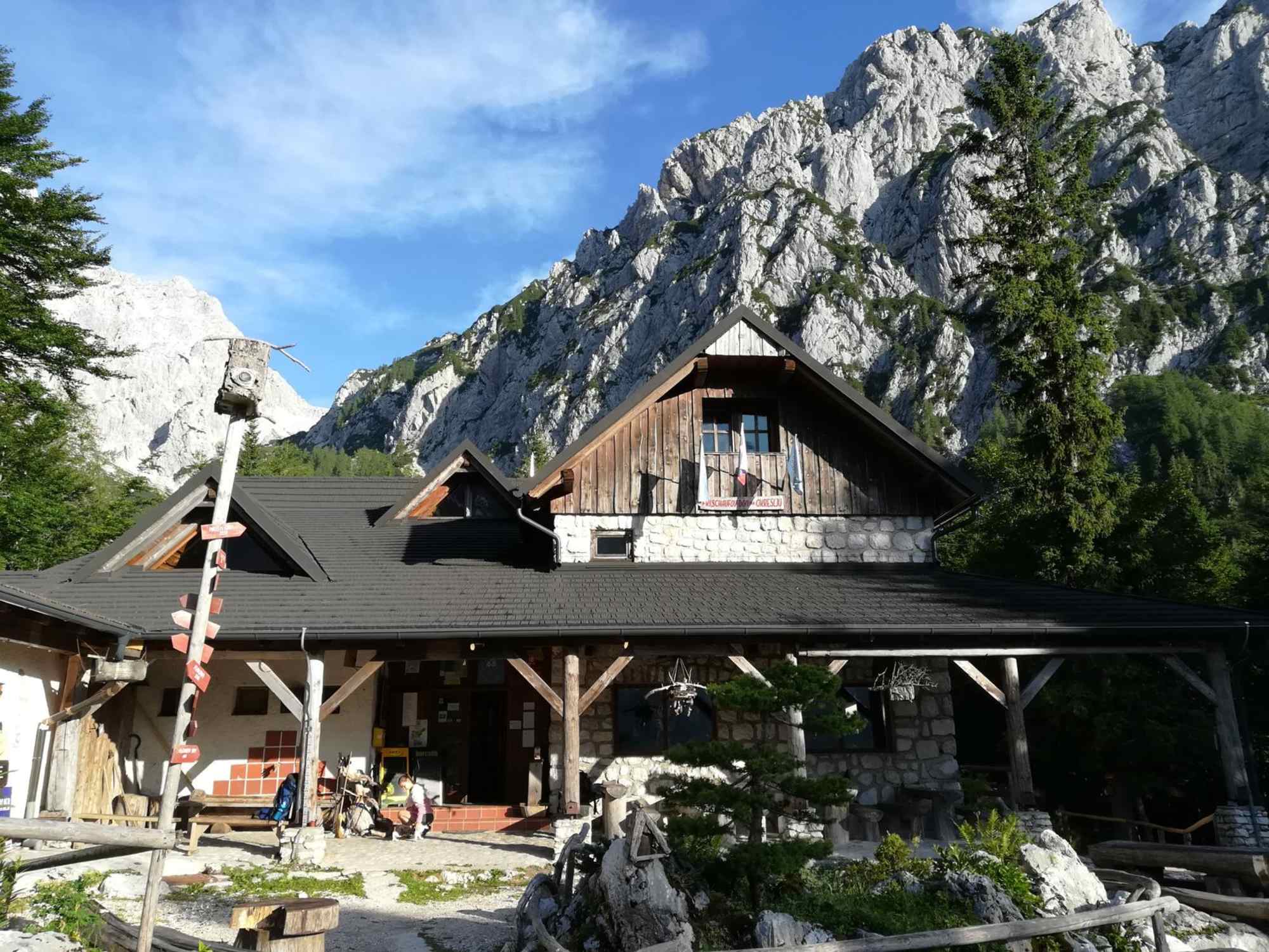 Frischautov dom na Okrešlju (2019) – dahinter Mrzla gora und Koroška Rinka