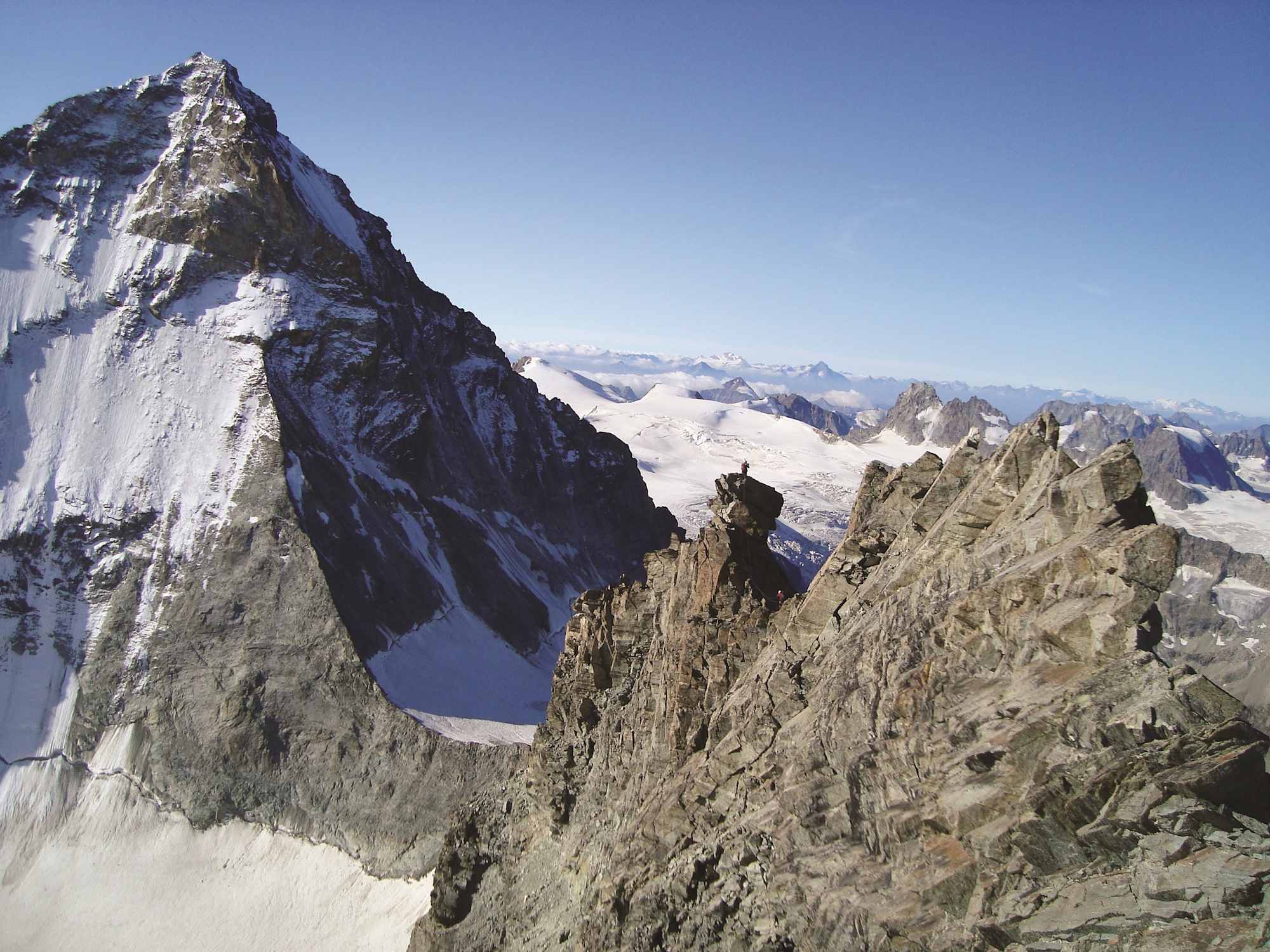 Blick vom Gipfel des Grand Cornier über den am Schluss luftigen SW-Grat. Dahinter die mächtige Dent Blanche. Welch eine Kulisse!