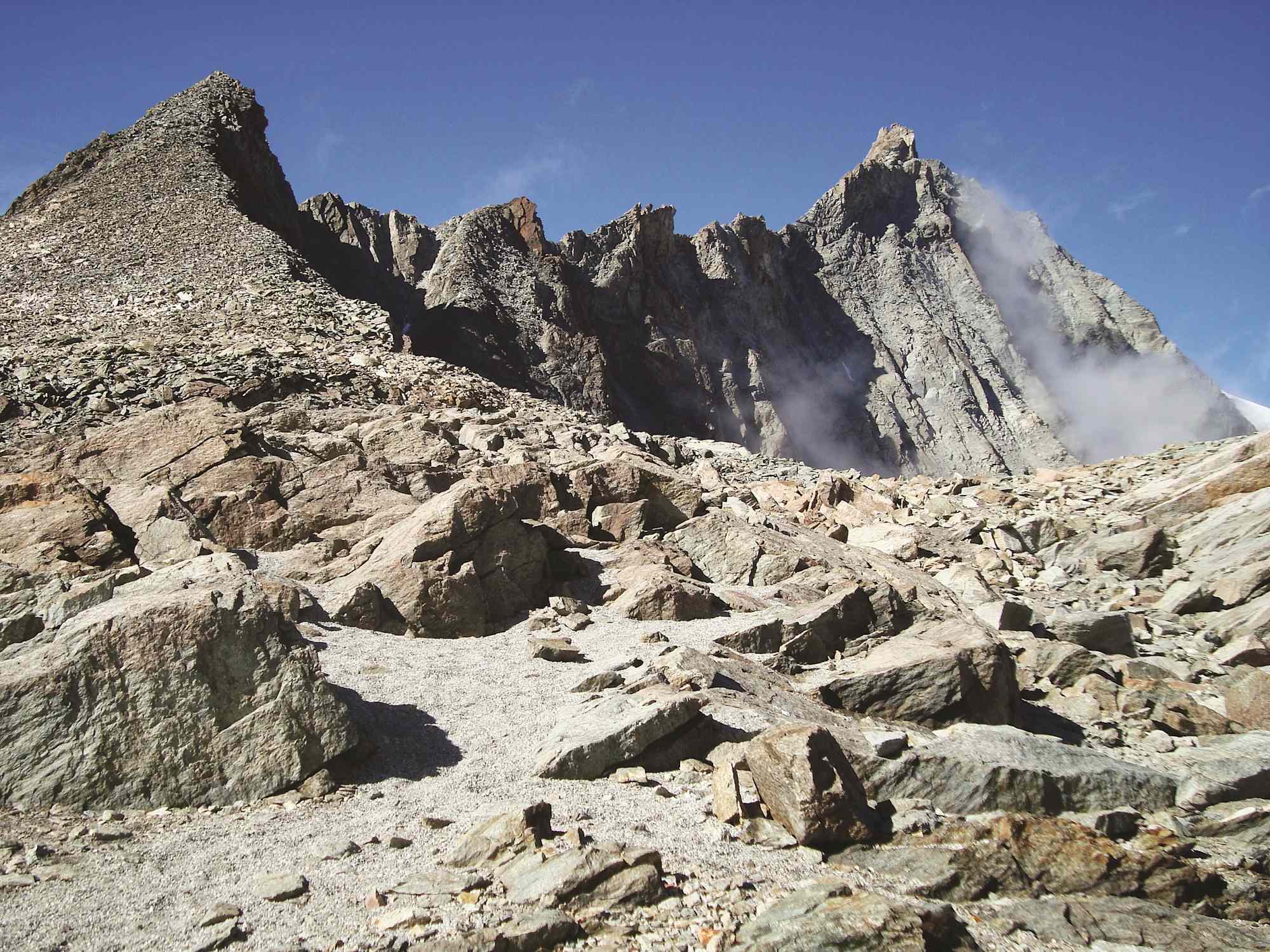  Blick vom Bivouac au Col de la Dent Blanche zum SW-Grat. Bis zu P. 3733 ist der Grat leicht. Danach folgen zunehmend schöne, am Schluss exponierte Kletterstellen.