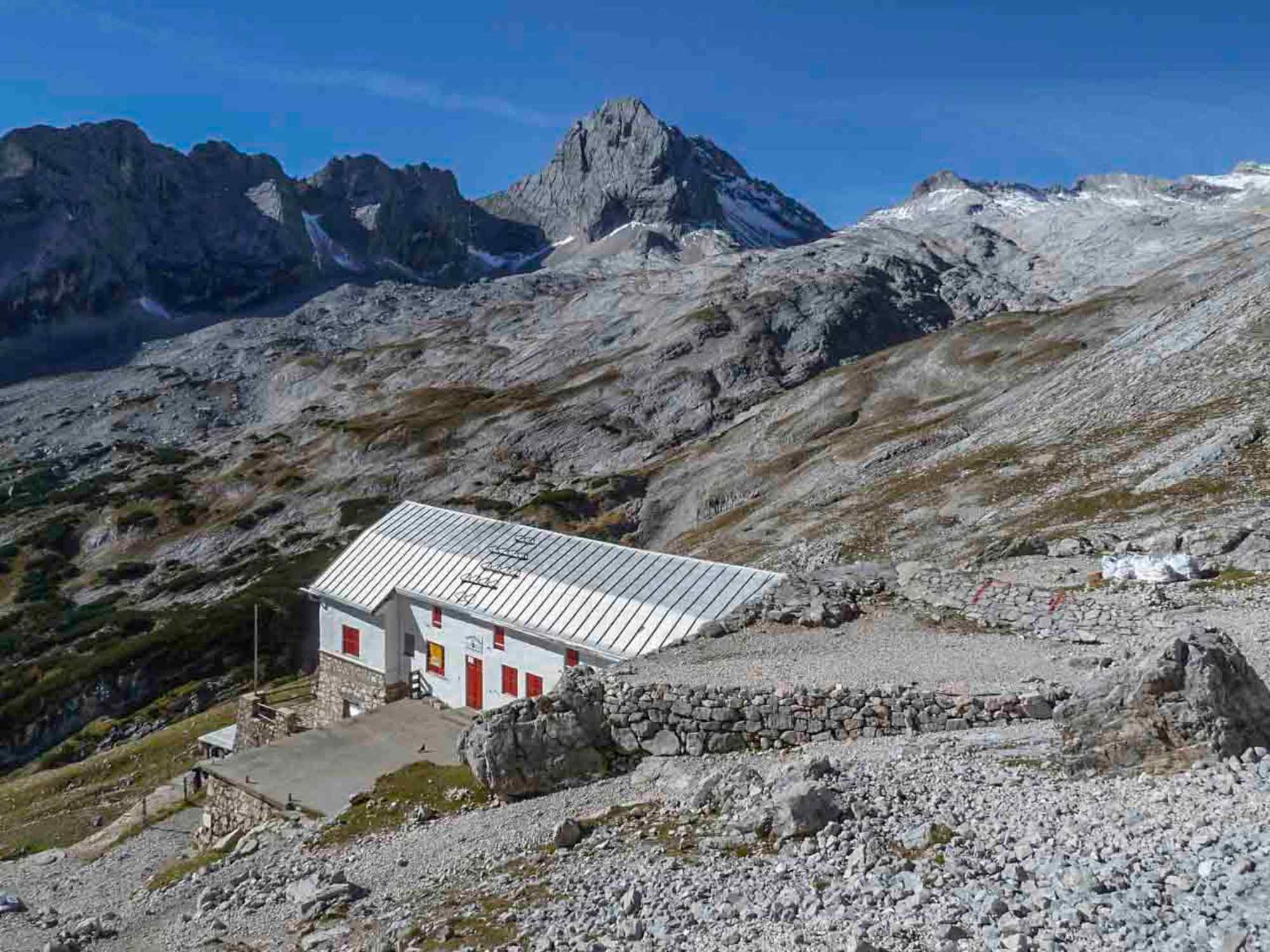 Die Knorrhütte am Rand des Zugspitzplattes.