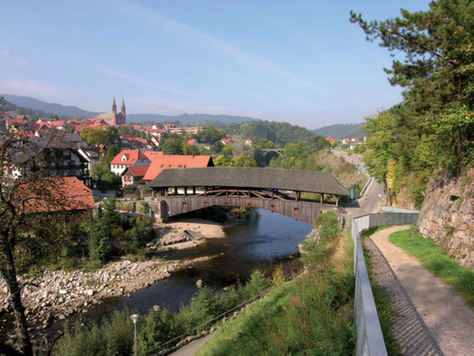 Die historische Holzbrücke in Lorbach