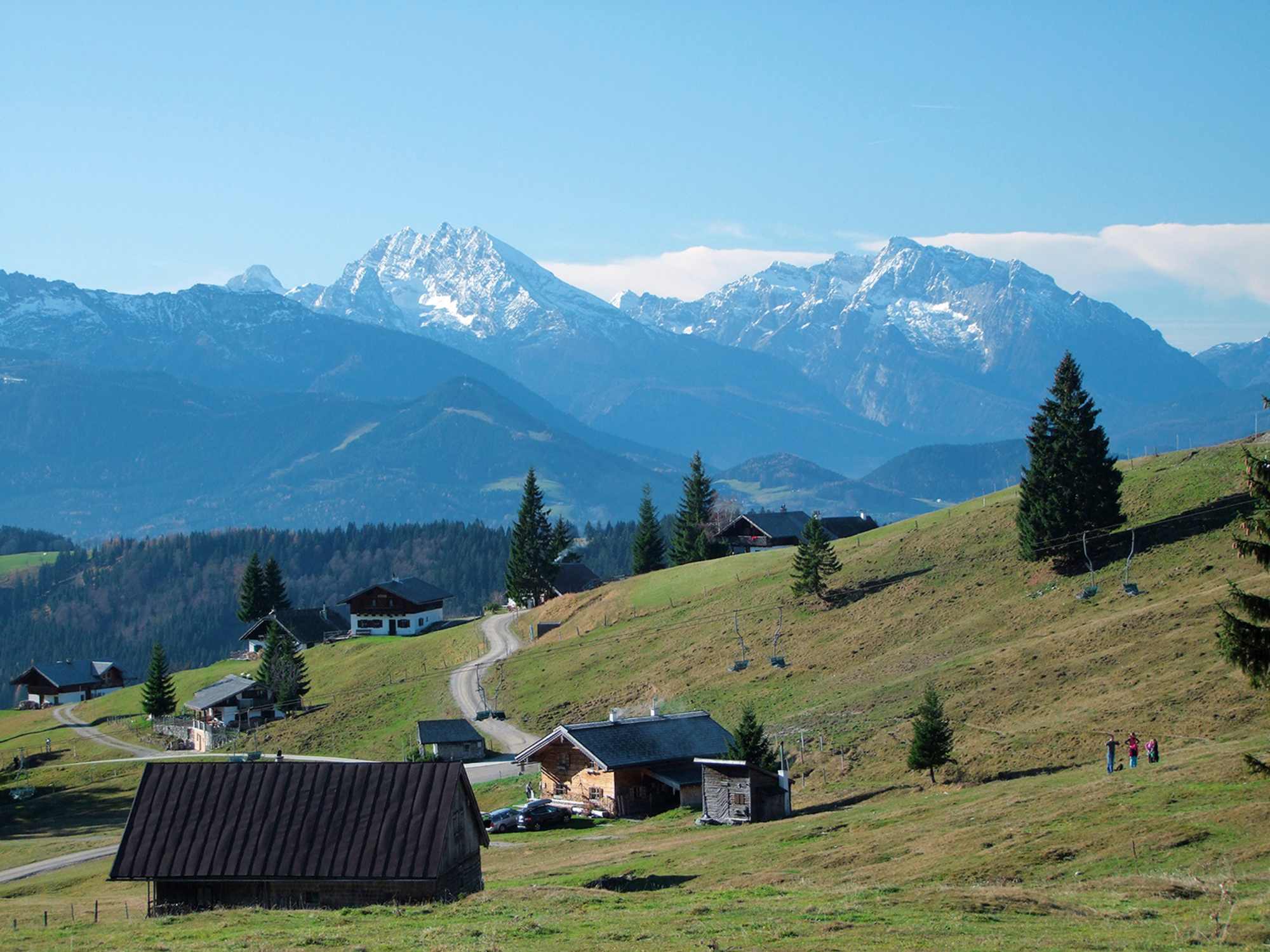Die Spielbergalm mit Watzmann (links) und Hochkalter (rechts).