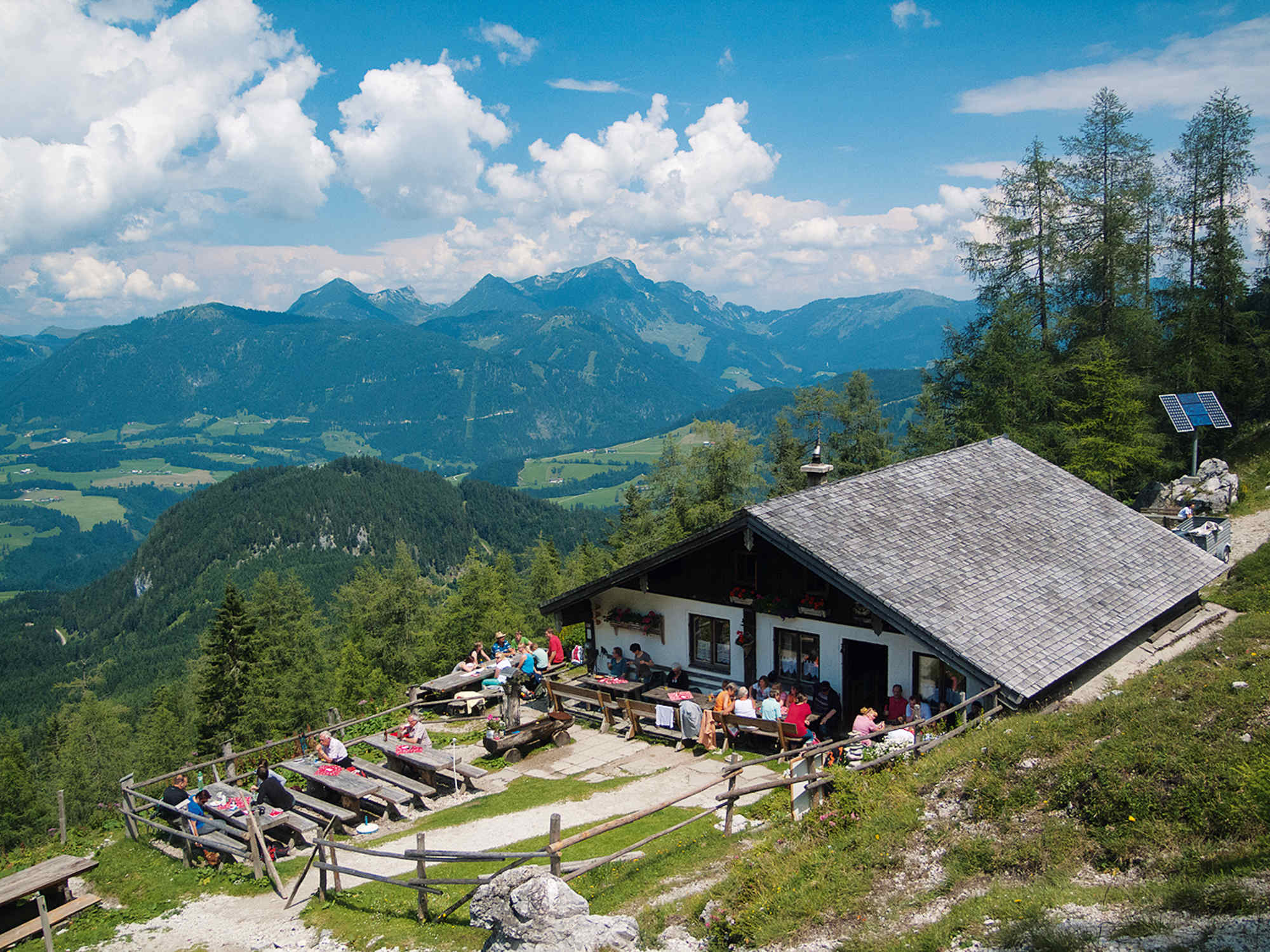Zur Gsengalm wandern viele von der Karkogelbahn herüber. Hinten das Gamsfeld.