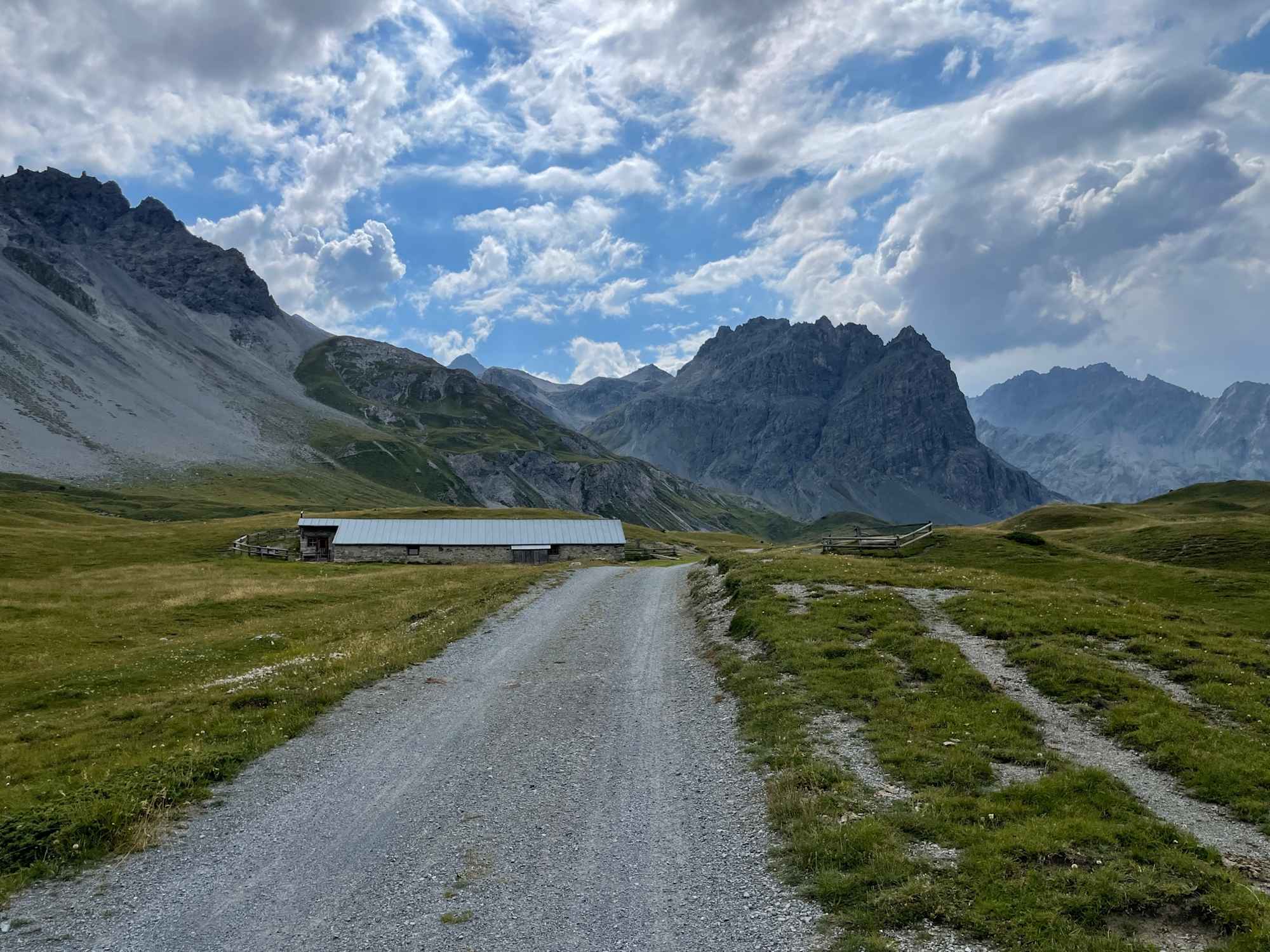 Auf breitem Weg durch das Val Mora