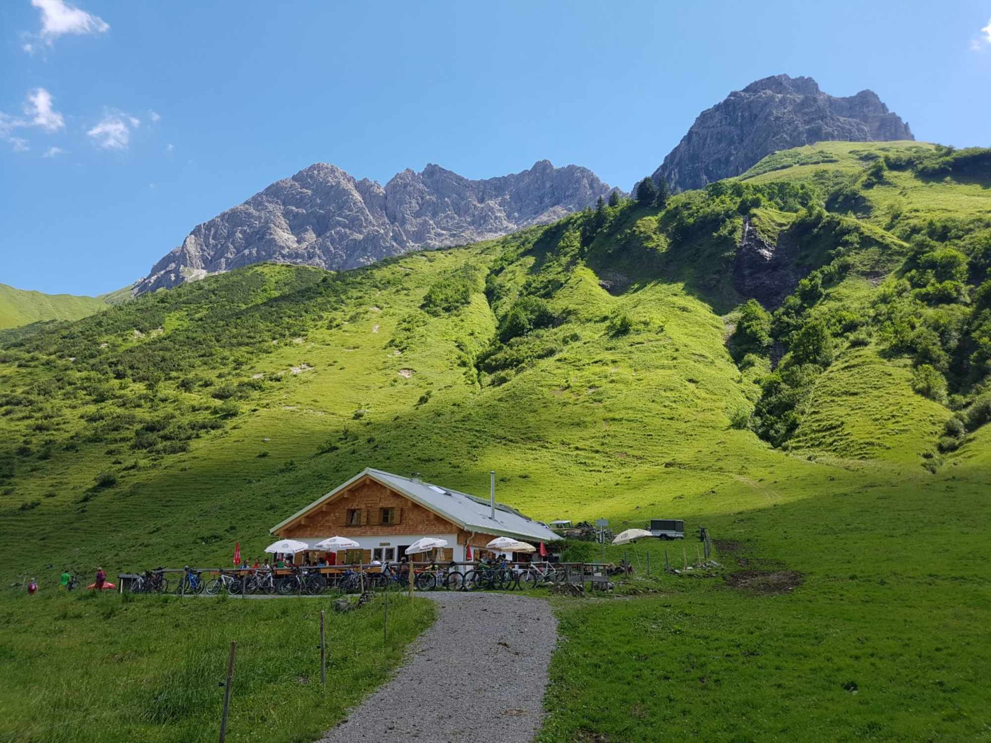 Abstieg Älpelesattel - Einkehr an der Käseralpe