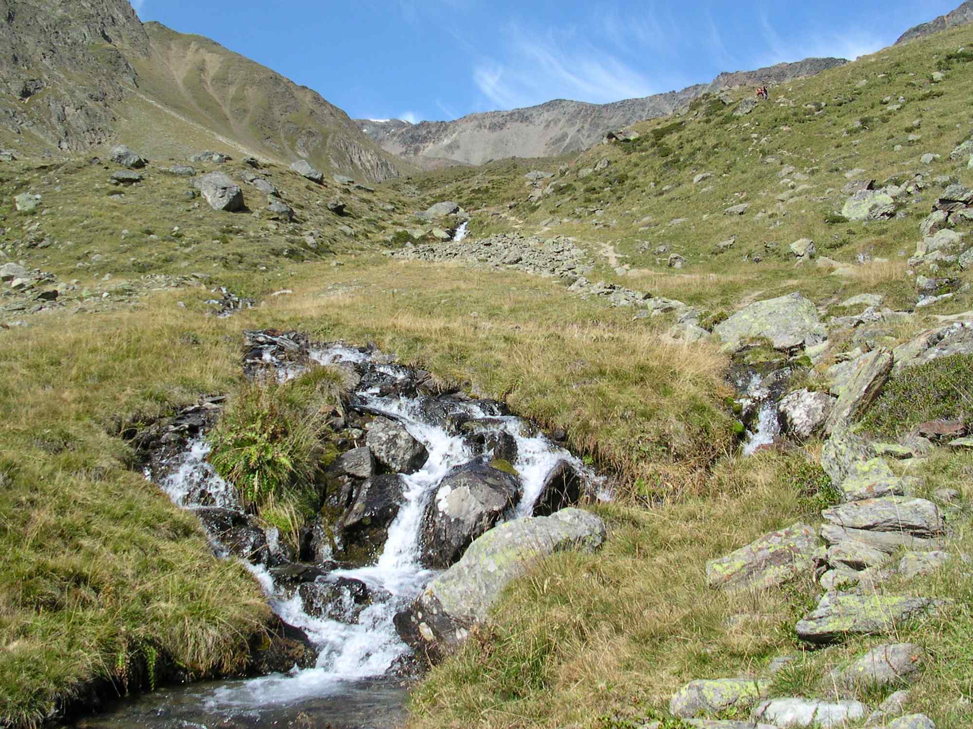 Kleine Bäche begleiten den Abstieg von der Similaunhütte nach Vernagt