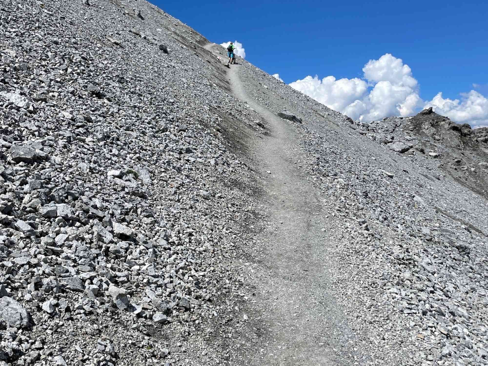 Auf dem Weg zum Piz Umbrail im schottrigen Gelände