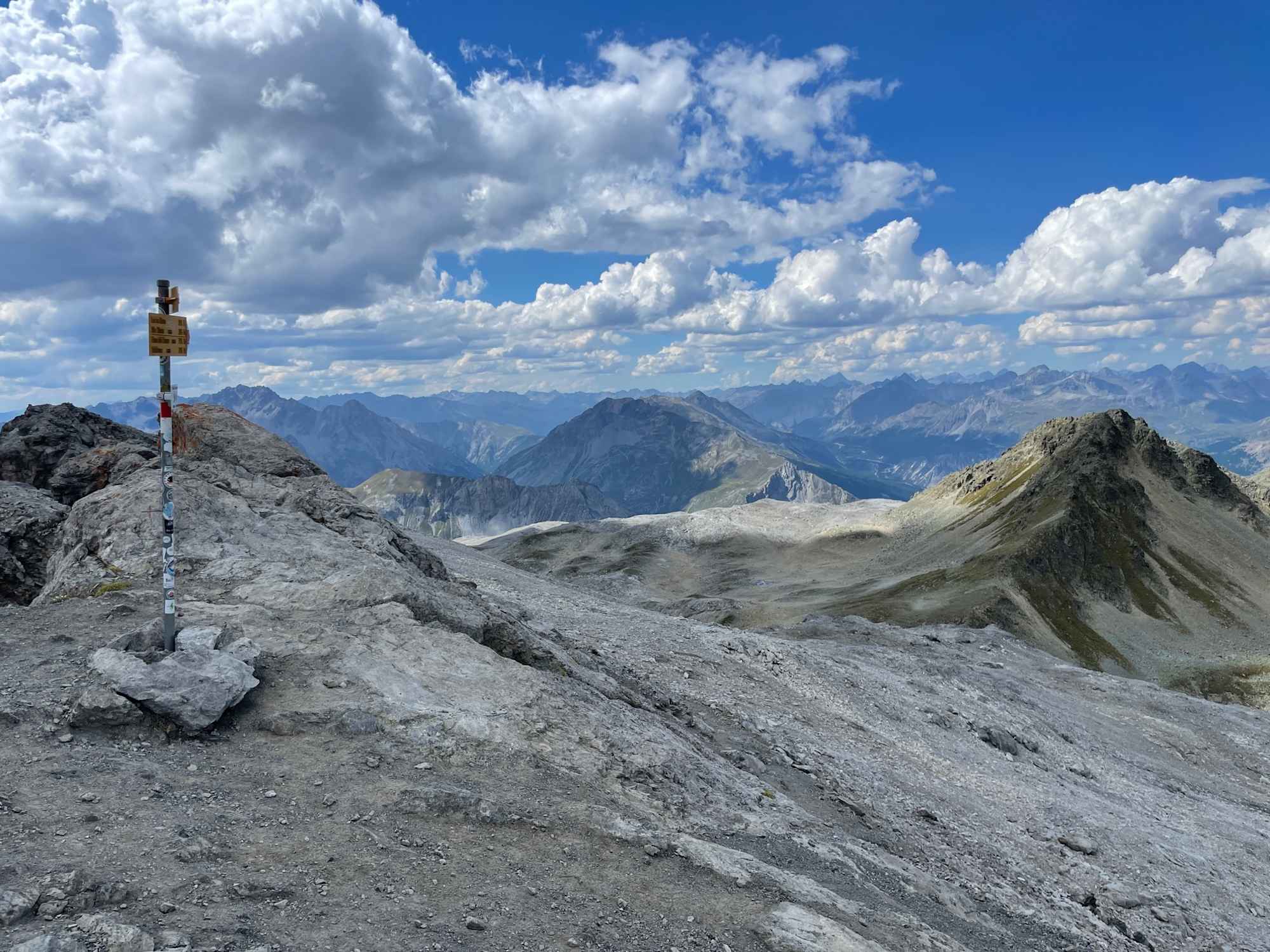 Gut beschildert weist der Weg am Gipfel des Piz Umbrail Richtung Val Müstair