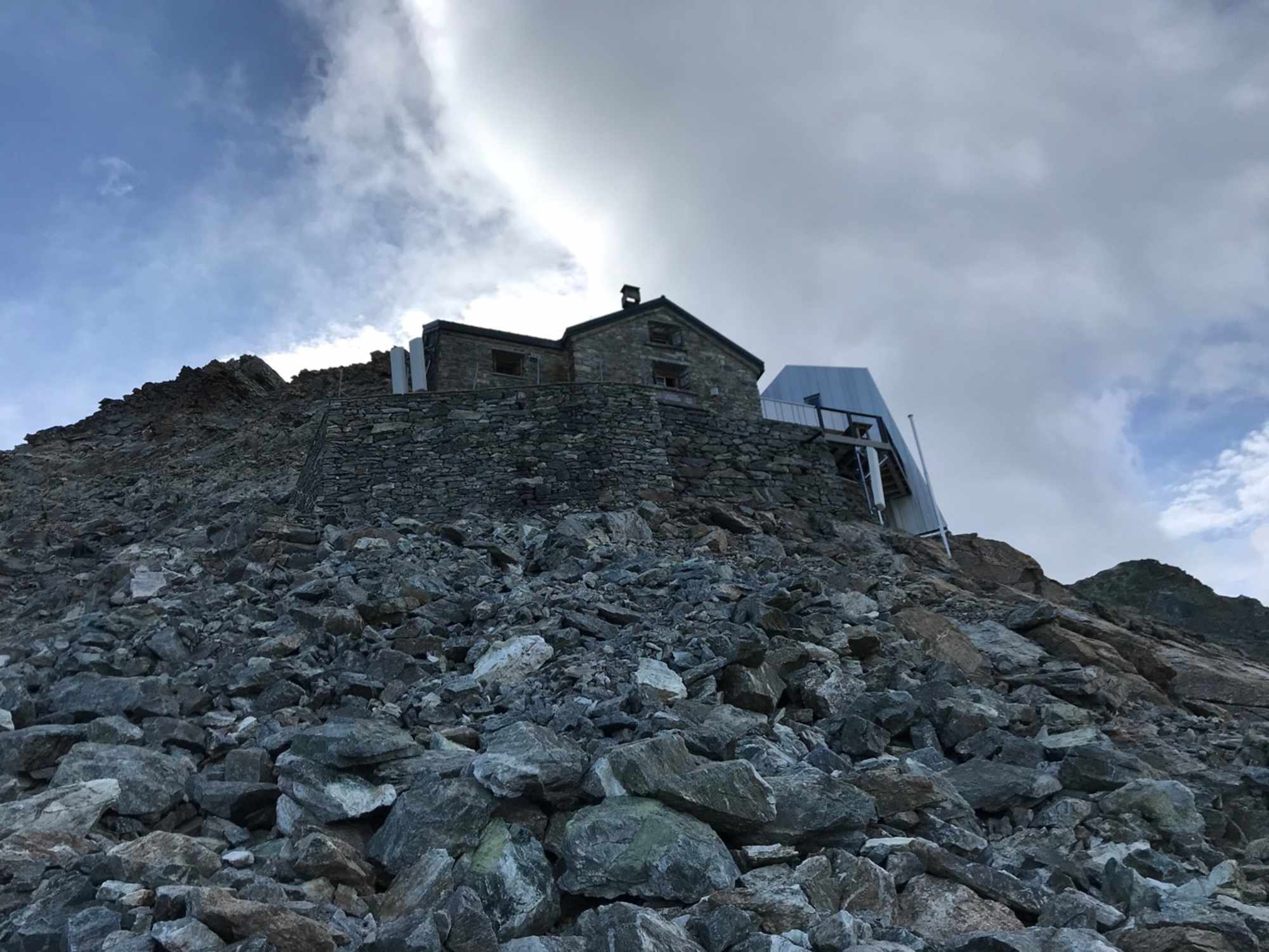 Cabane de la Dent Blanche - Eine der höchstgelegenen Hütten der Schweiz.