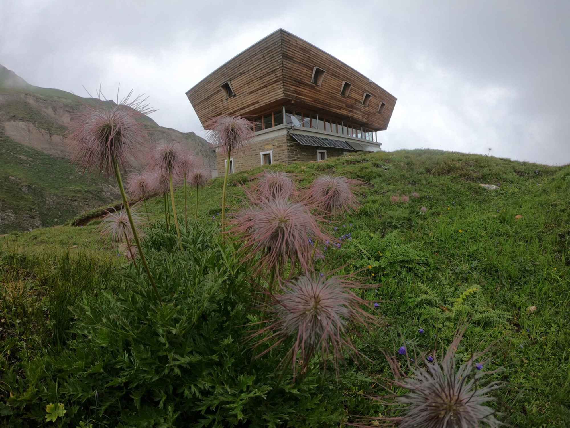 Die architektonisch herausragende Capanna Corno Gries umgeben von wunderschöner Landschaft.