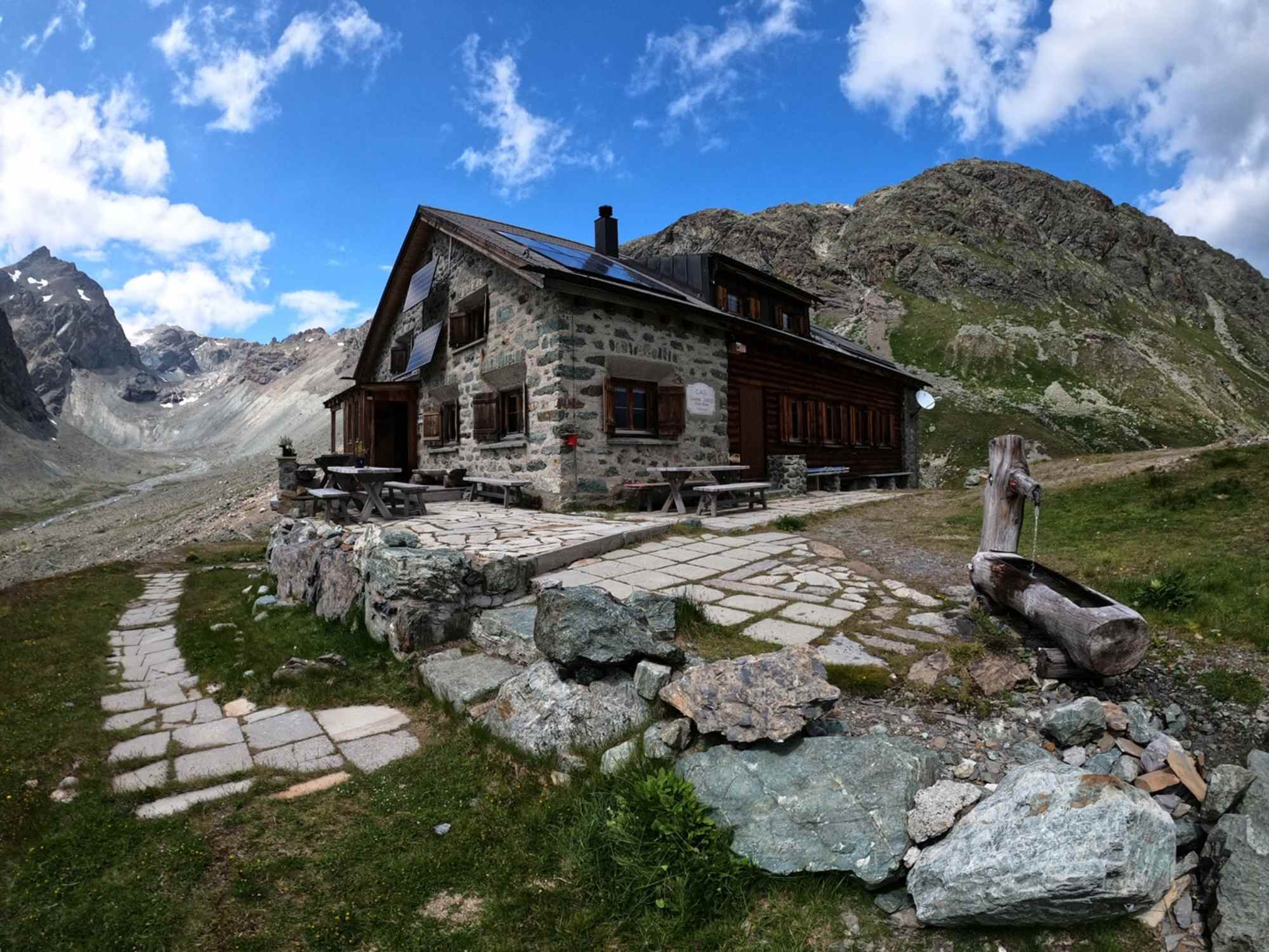 Die Jenatschhütte in grandioser Lage.