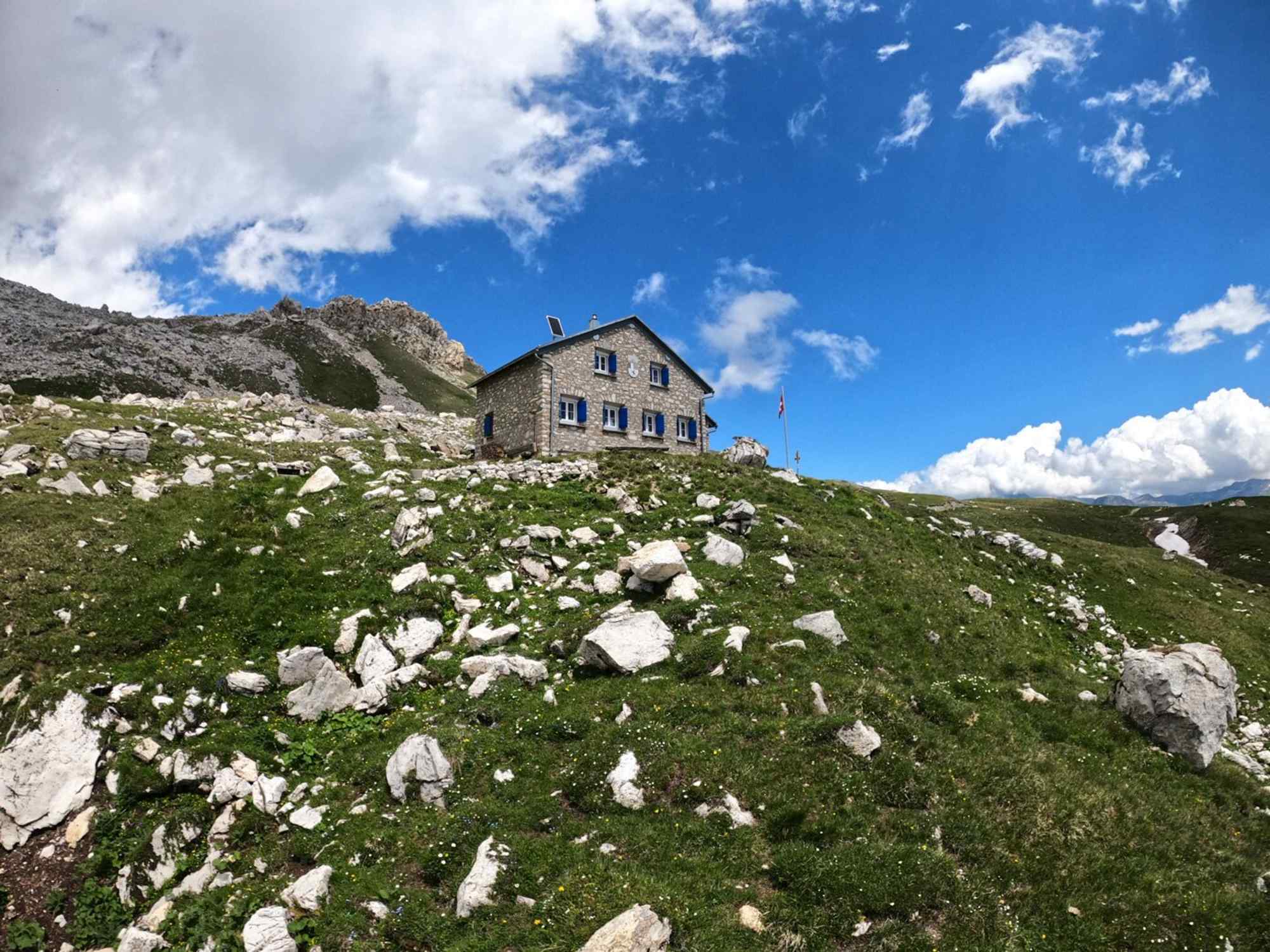 Die traumhaft gelegene Cufercalhütte erstrahlt mitten im Naturpark Beverin.