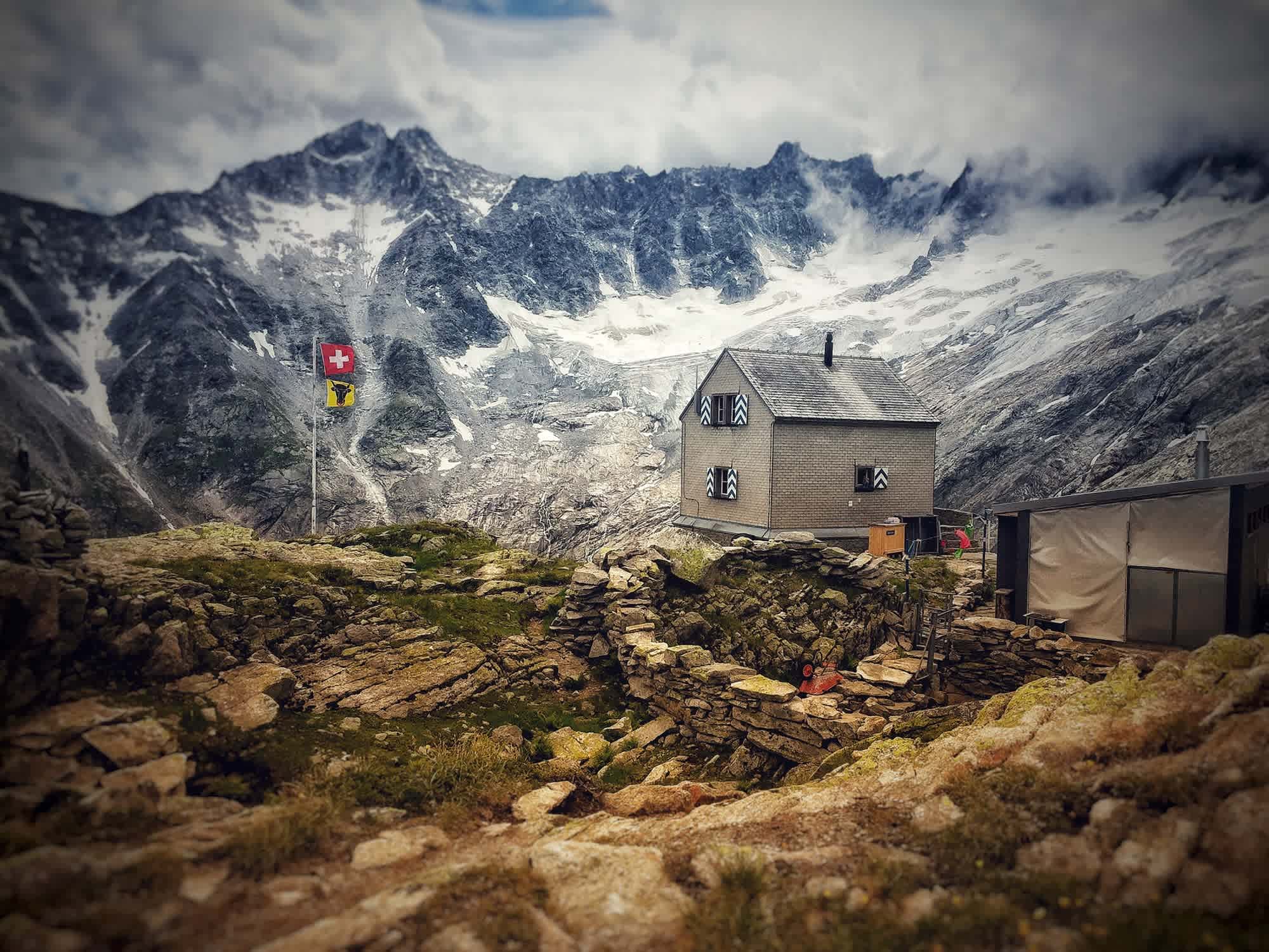 Die kleine Dammahütte vor grandiosem Hintergrund.