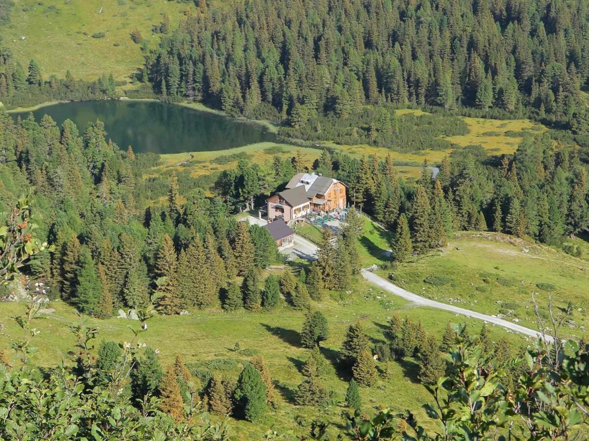 Der Scheiblsee liegt versteckt hinter der Edelrautehütte.