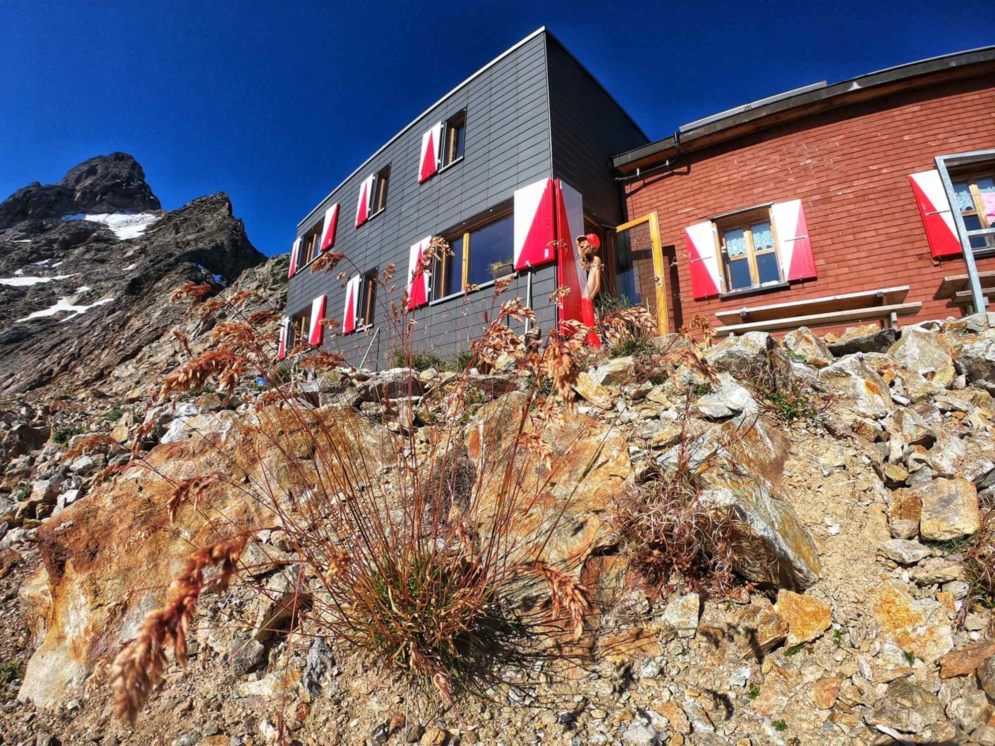 Die Dossenhütte trohnt auf dem Grat zwischen Gstellihorn und Dossen.
