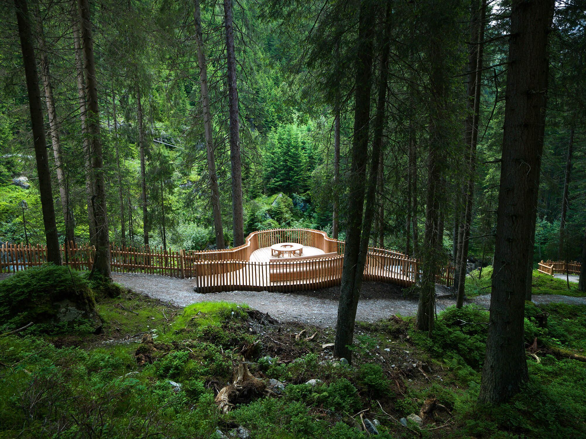 Rollstuhl- und kinderwagentaugliche Aussichtsplattformen am WildeWasserWeg im Stubaital
