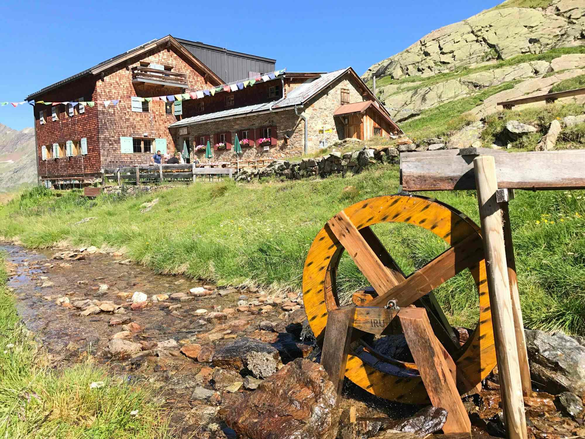 Die Edmund-Graf-Hütte mit dem kleinen Wasserrad.