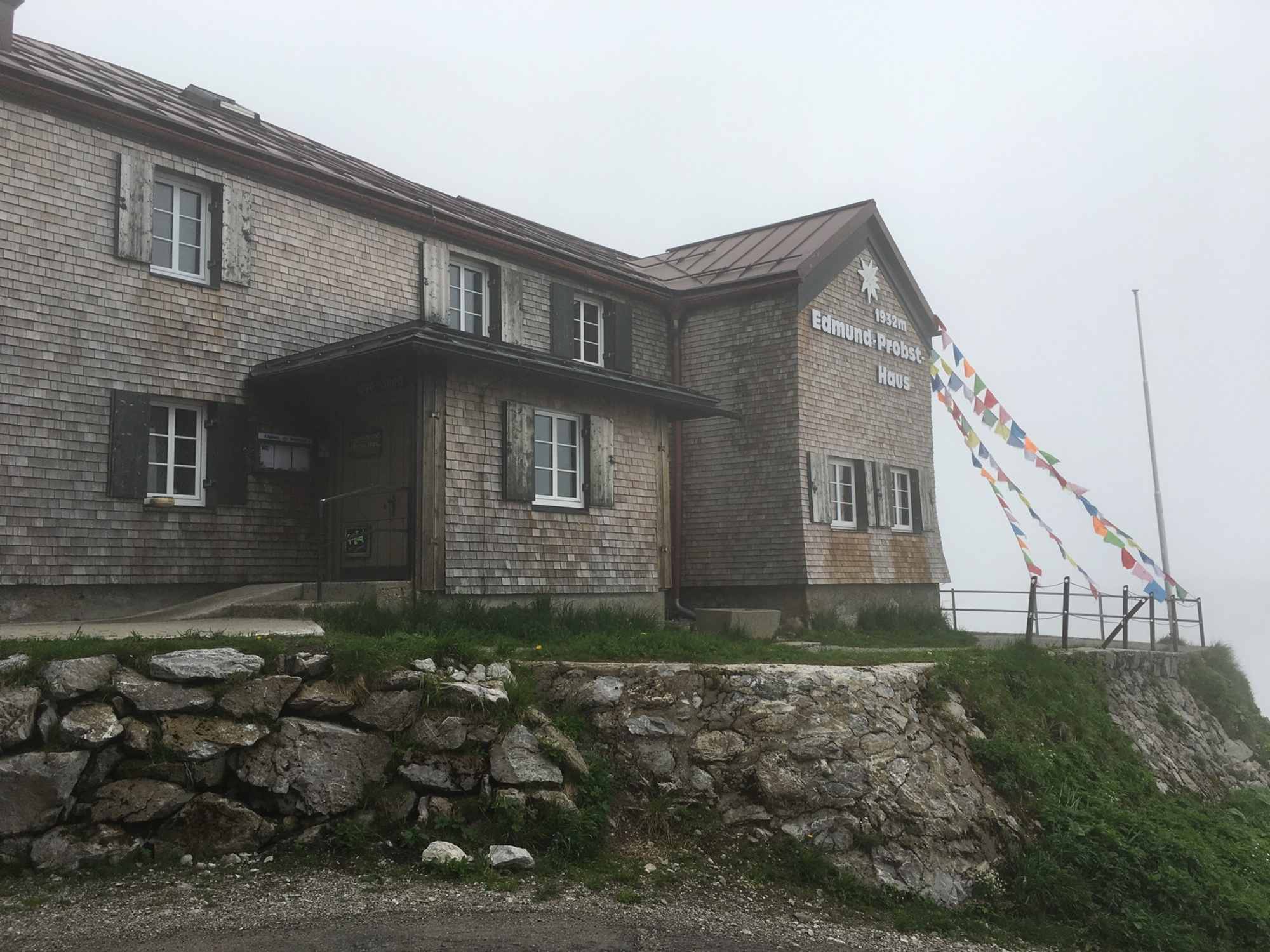 Das Edmund-Probst-Haus (1.930 m) steht in den Allgäuer Alpen am Fuße des Nebelhorns