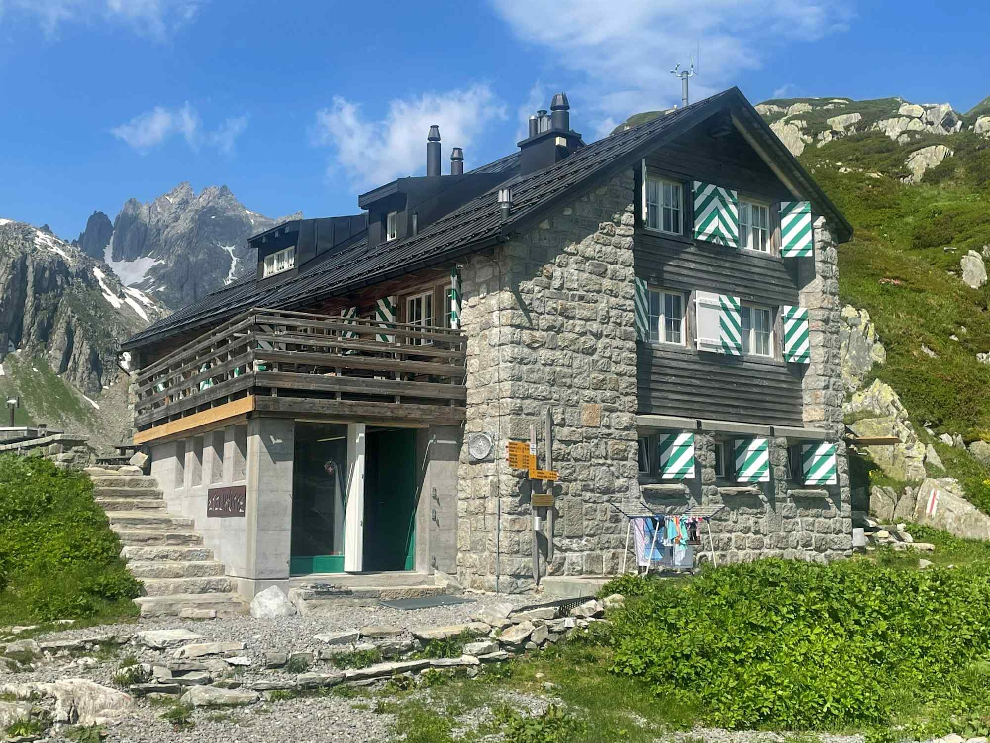 Umringt von Dreitausendern und markanten Gebirgskämmen liegt die Etzlihütte