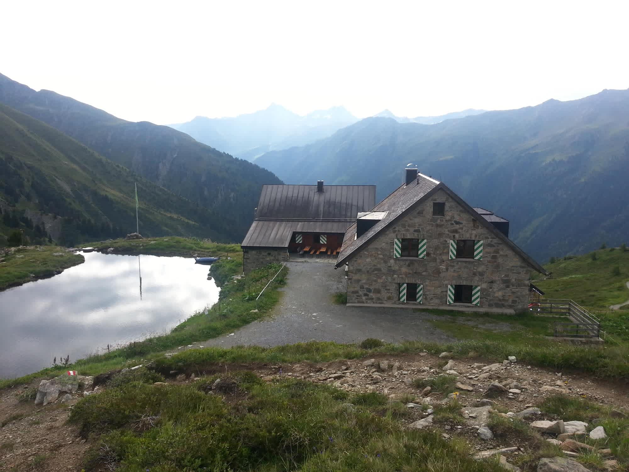 Aussichtsreich gelegen - die Friedrichshafener Hütte