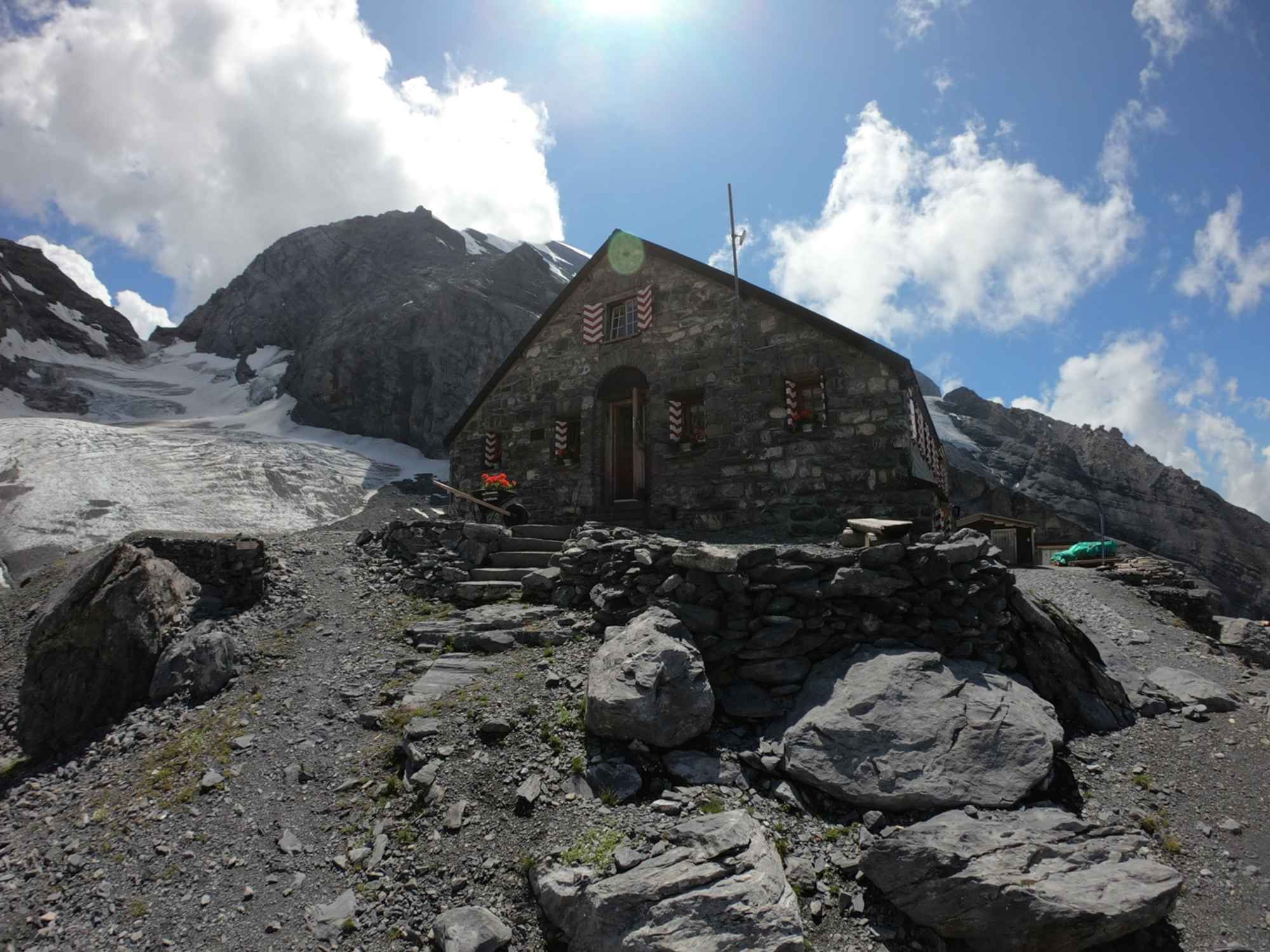 Die Fründenhütte mit ihren rot-weiß-roten Fensterläden